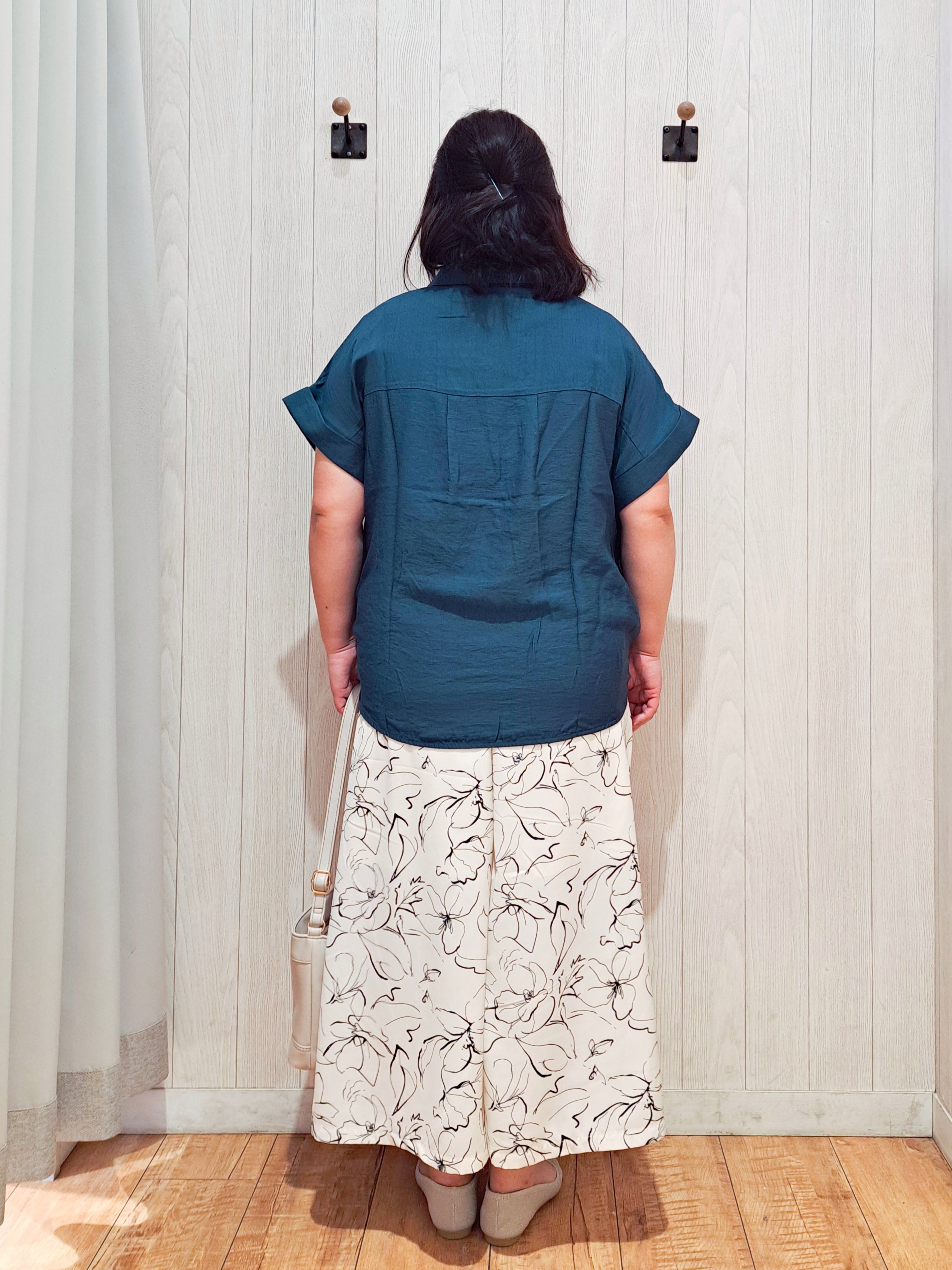 kotomiさんの「SHOO･LA･RUE｜【S-LL/洗濯機可】インせず着られる 裾タック スキッパーシャツ」を使ったコーディネート