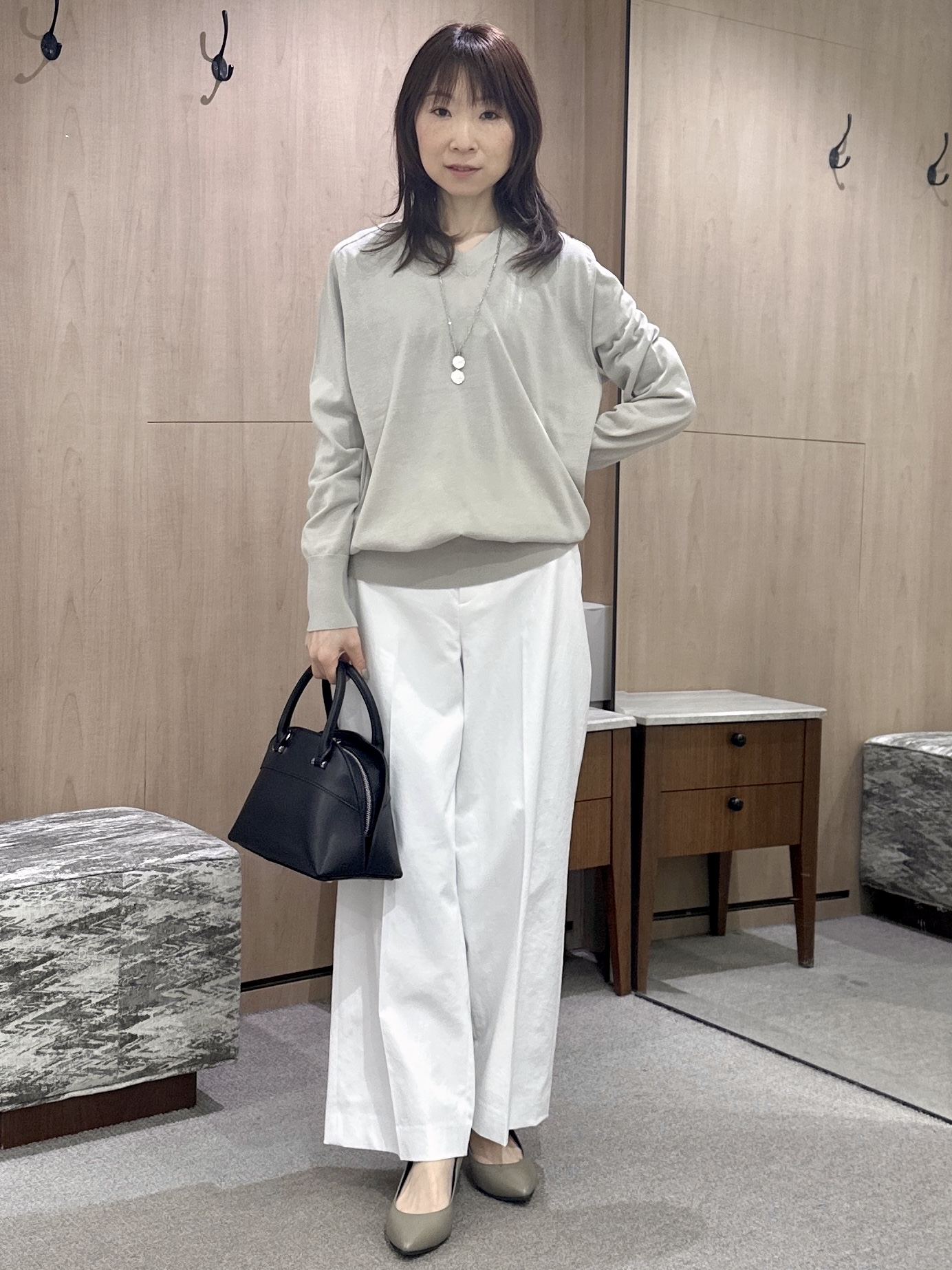Miwaさんの「UNTITLED｜【アンサンブル可/洗える】シアーVネックニット」を使ったコーディネート