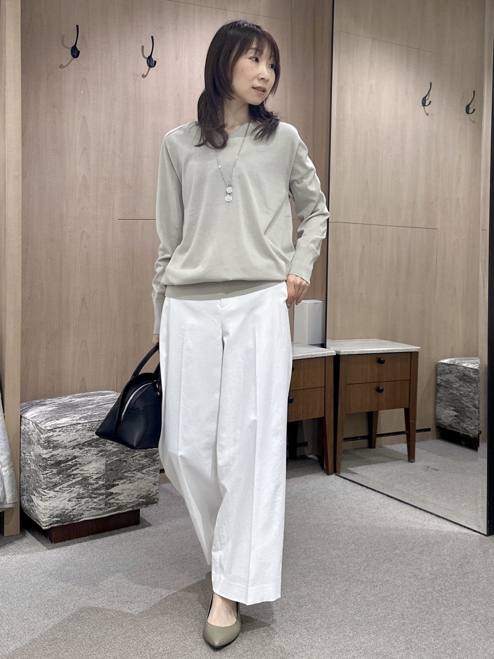 Miwaさんの「UNTITLED｜【アンサンブル可/洗える】シアーVネックニット」を使ったコーディネート