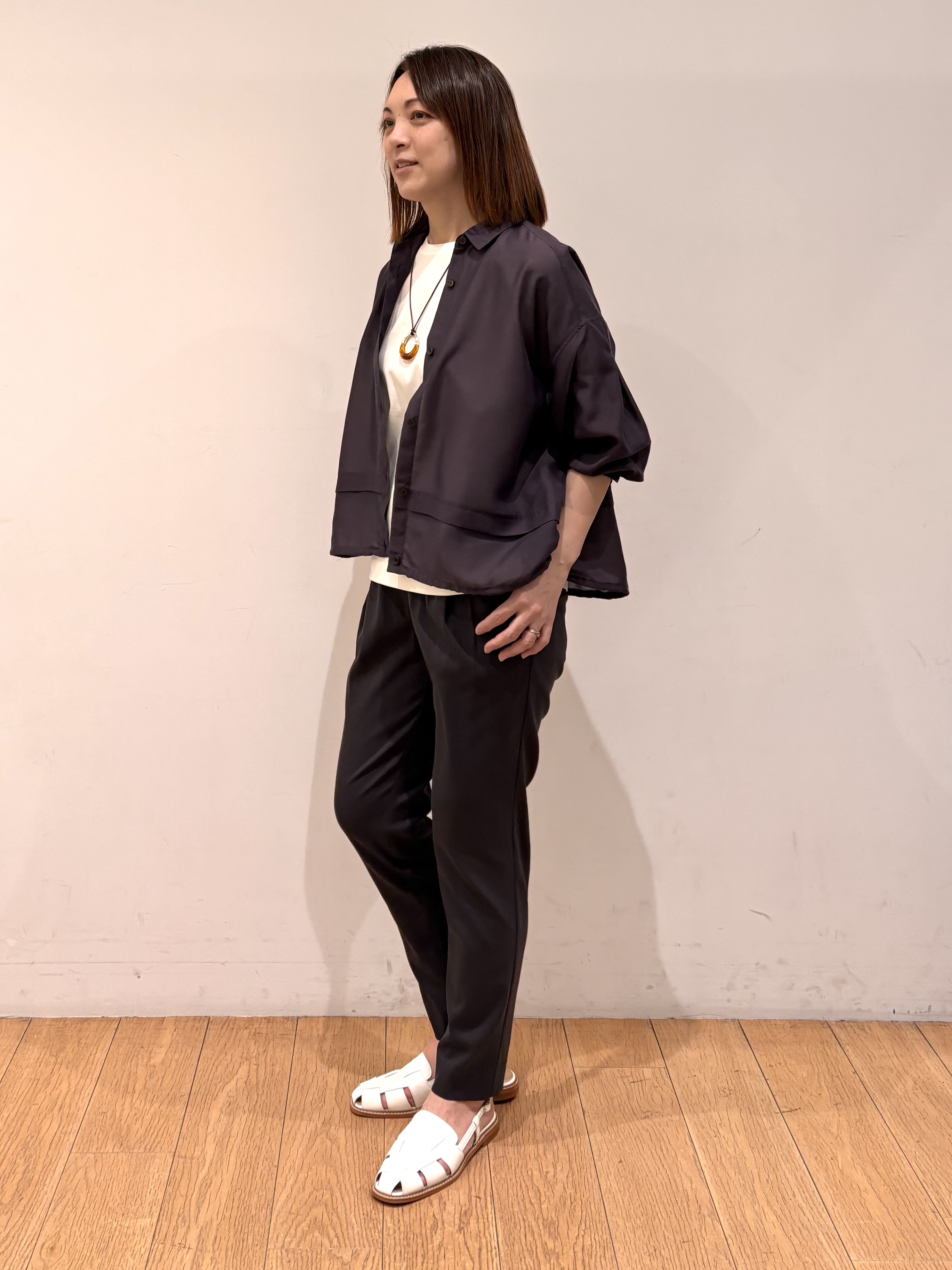 mikkoさんの「INDIVI｜【接触冷感／洗える／2WAY】ドロスト付 シアーシャンブレーシャツ」を使ったコーディネート