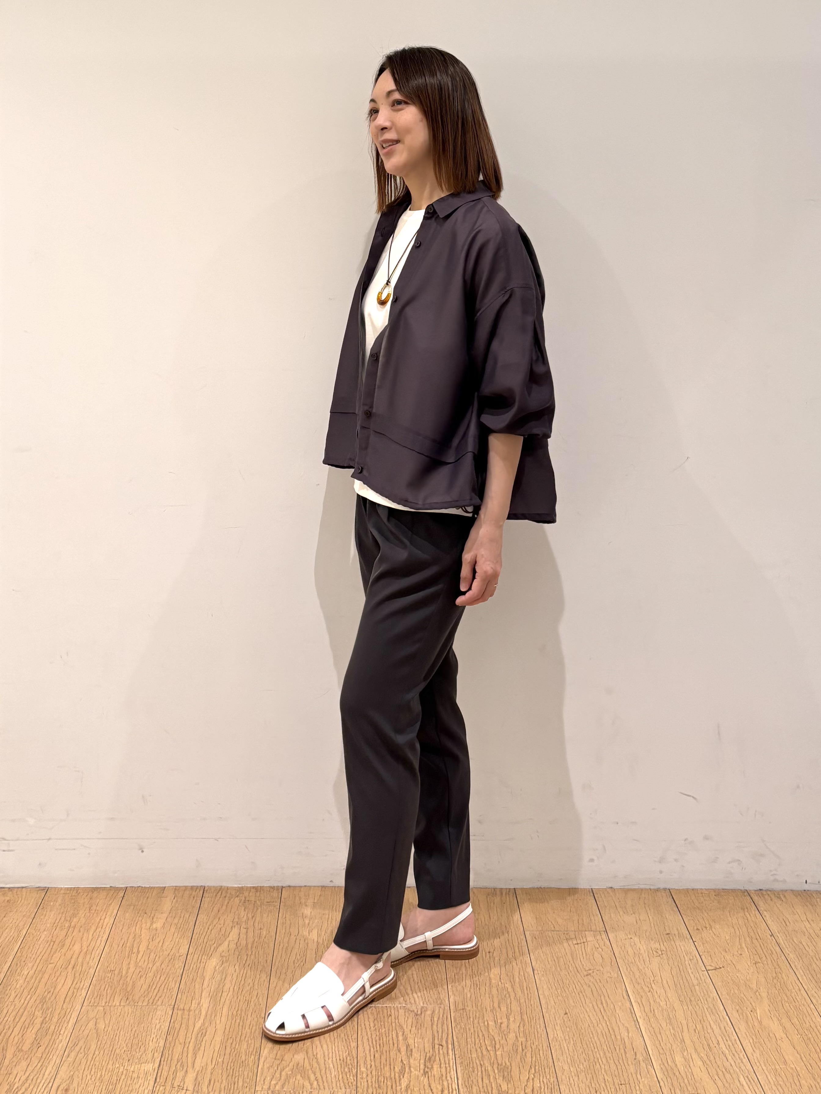 mikkoさんの「INDIVI｜【接触冷感／洗える／2WAY】ドロスト付 シアーシャンブレーシャツ」を使ったコーディネート