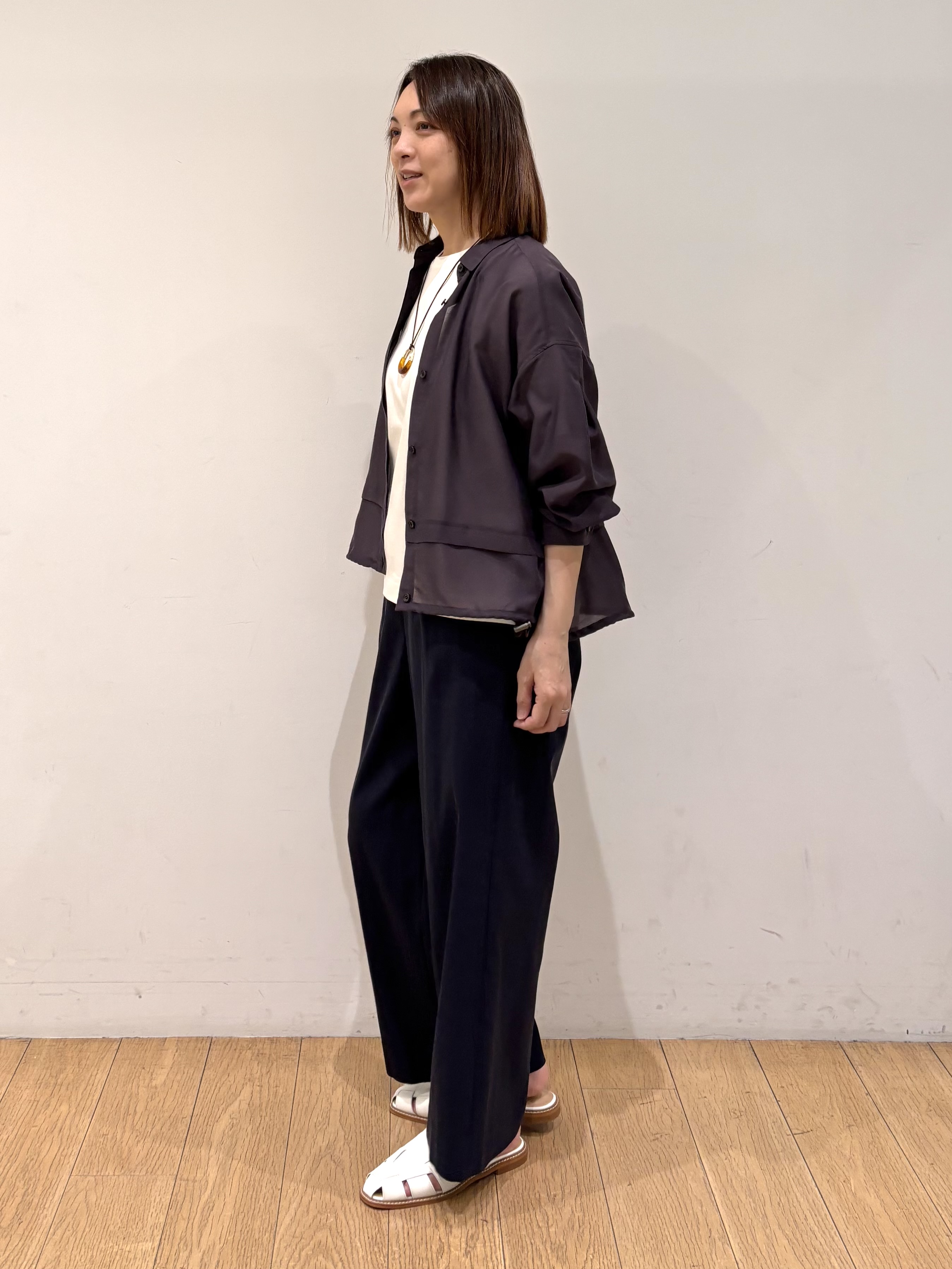 mikkoさんの「INDIVI｜【接触冷感／洗える／2WAY】ドロスト付 シアーシャンブレーシャツ」を使ったコーディネート