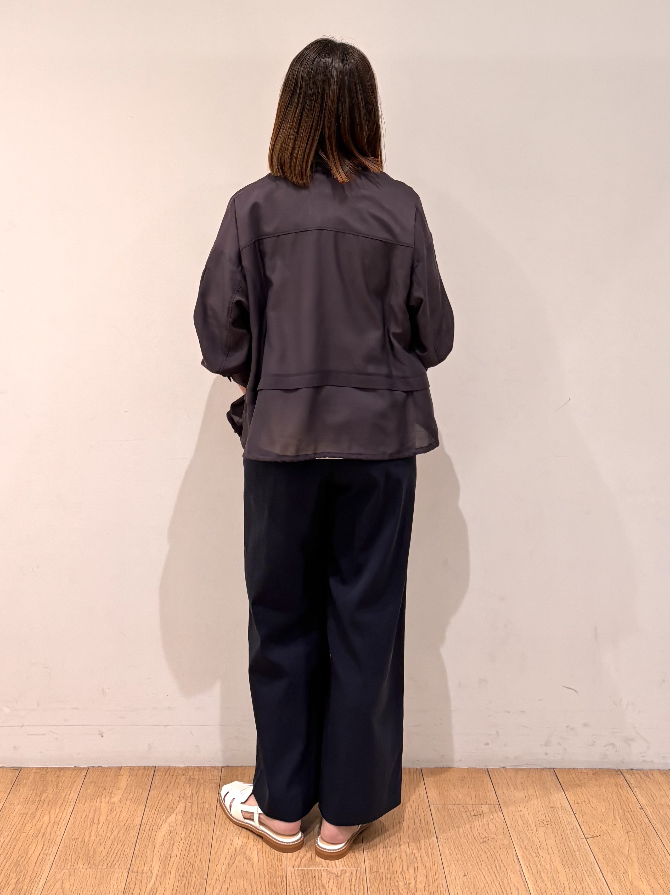 mikkoさんの「INDIVI｜【接触冷感／洗える／2WAY】ドロスト付 シアーシャンブレーシャツ」を使ったコーディネート