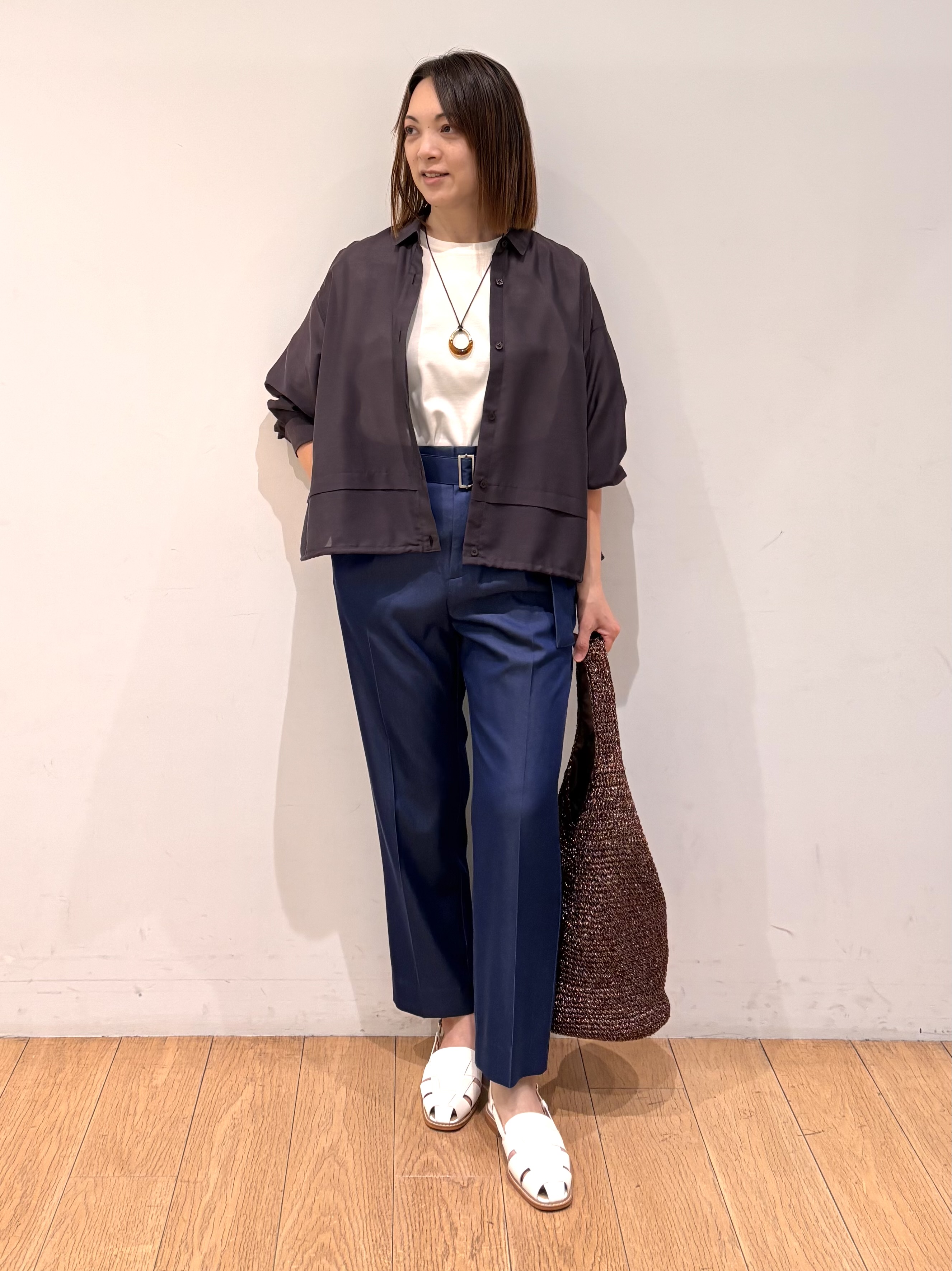 mikkoさんの「INDIVI｜【接触冷感／洗える／2WAY】ドロスト付 シアーシャンブレーシャツ」を使ったコーディネート