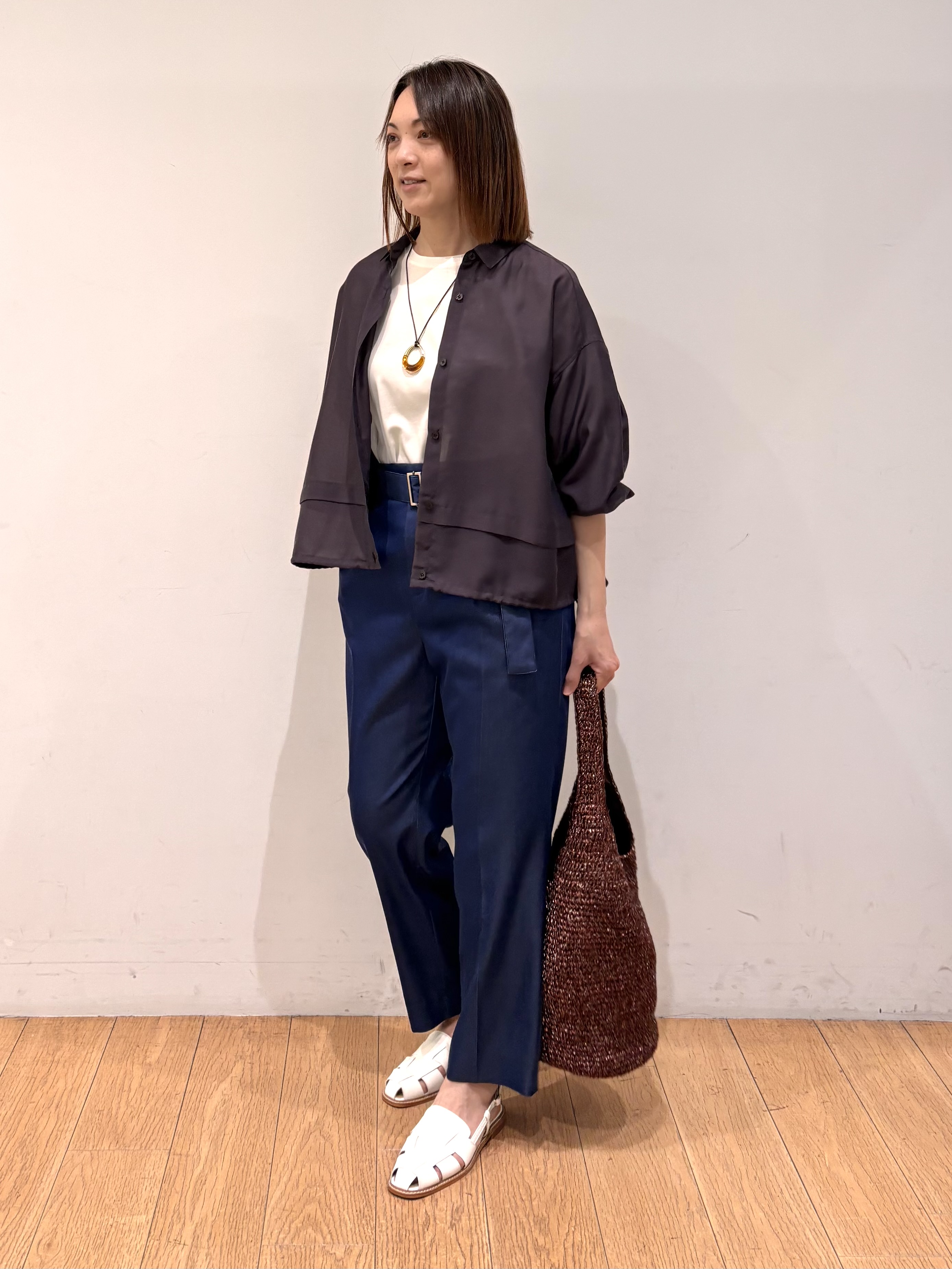 mikkoさんの「INDIVI｜【接触冷感／洗える／2WAY】ドロスト付 シアーシャンブレーシャツ」を使ったコーディネート