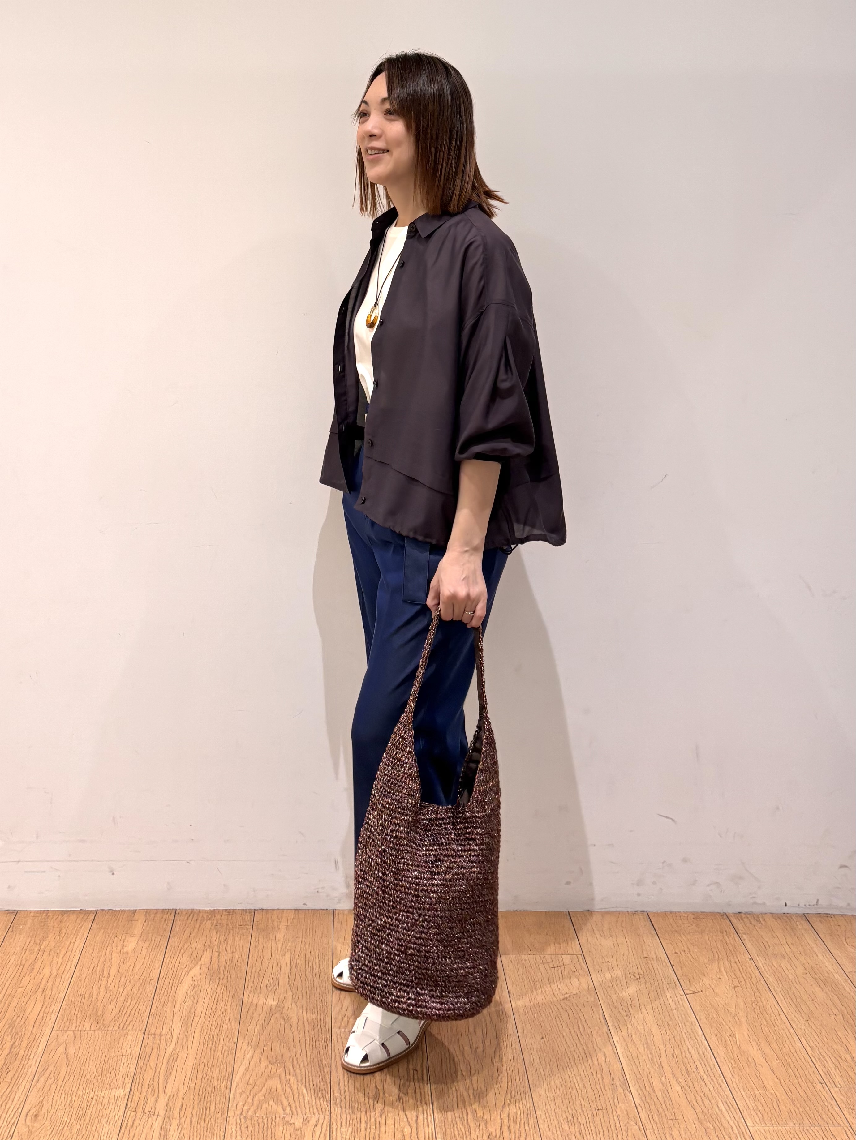 mikkoさんの「INDIVI｜【接触冷感／洗える／2WAY】ドロスト付 シアーシャンブレーシャツ」を使ったコーディネート