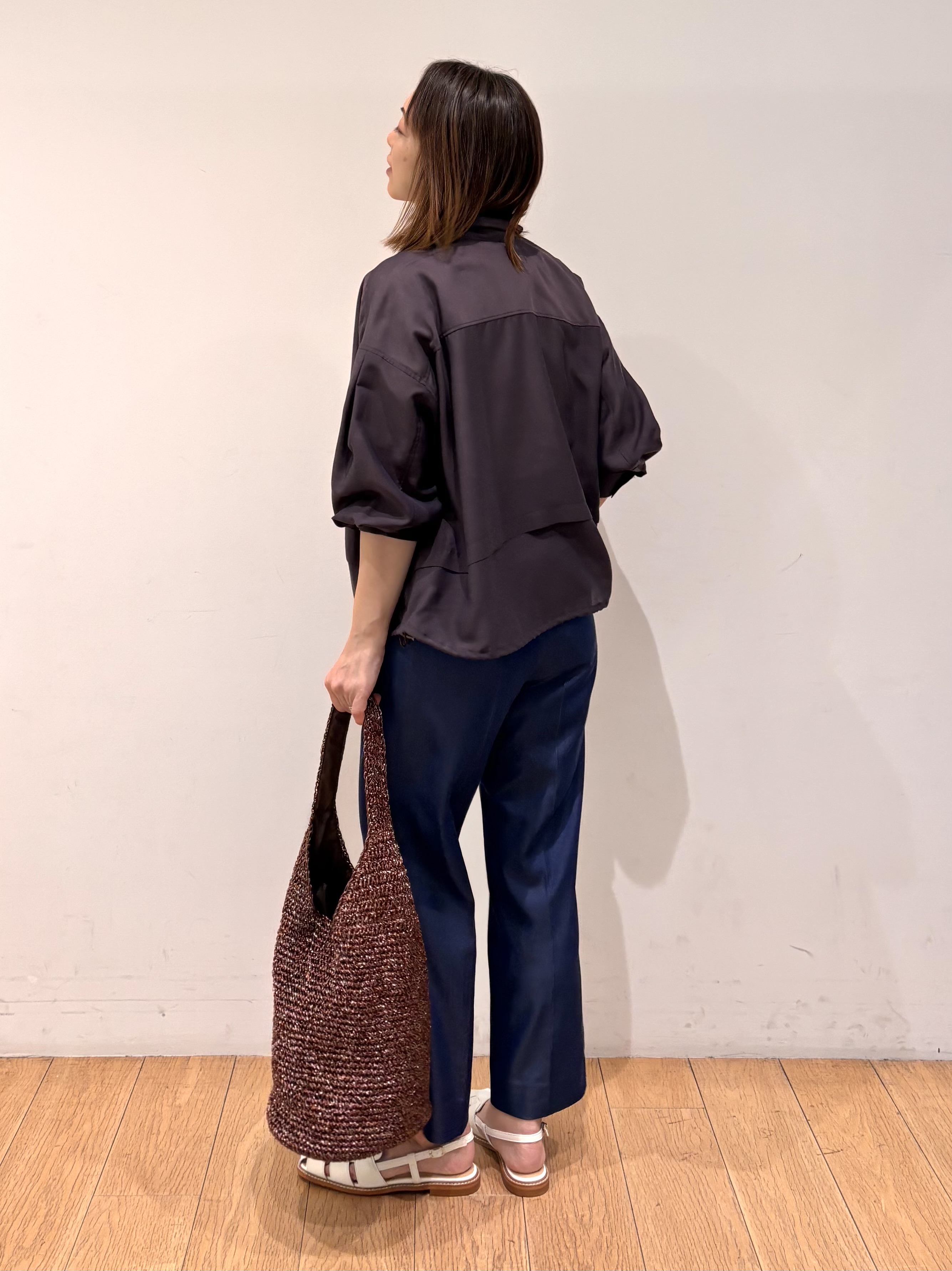 mikkoさんの「INDIVI｜【接触冷感／洗える／2WAY】ドロスト付 シアーシャンブレーシャツ」を使ったコーディネート