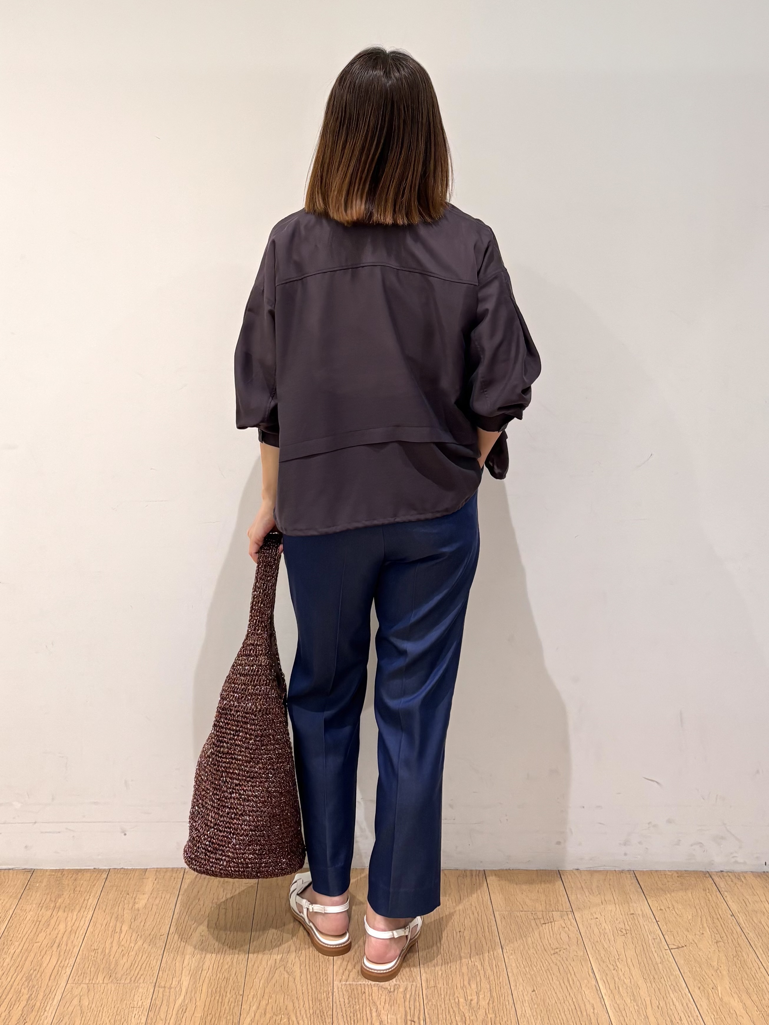mikkoさんの「INDIVI｜【接触冷感／洗える／2WAY】ドロスト付 シアーシャンブレーシャツ」を使ったコーディネート