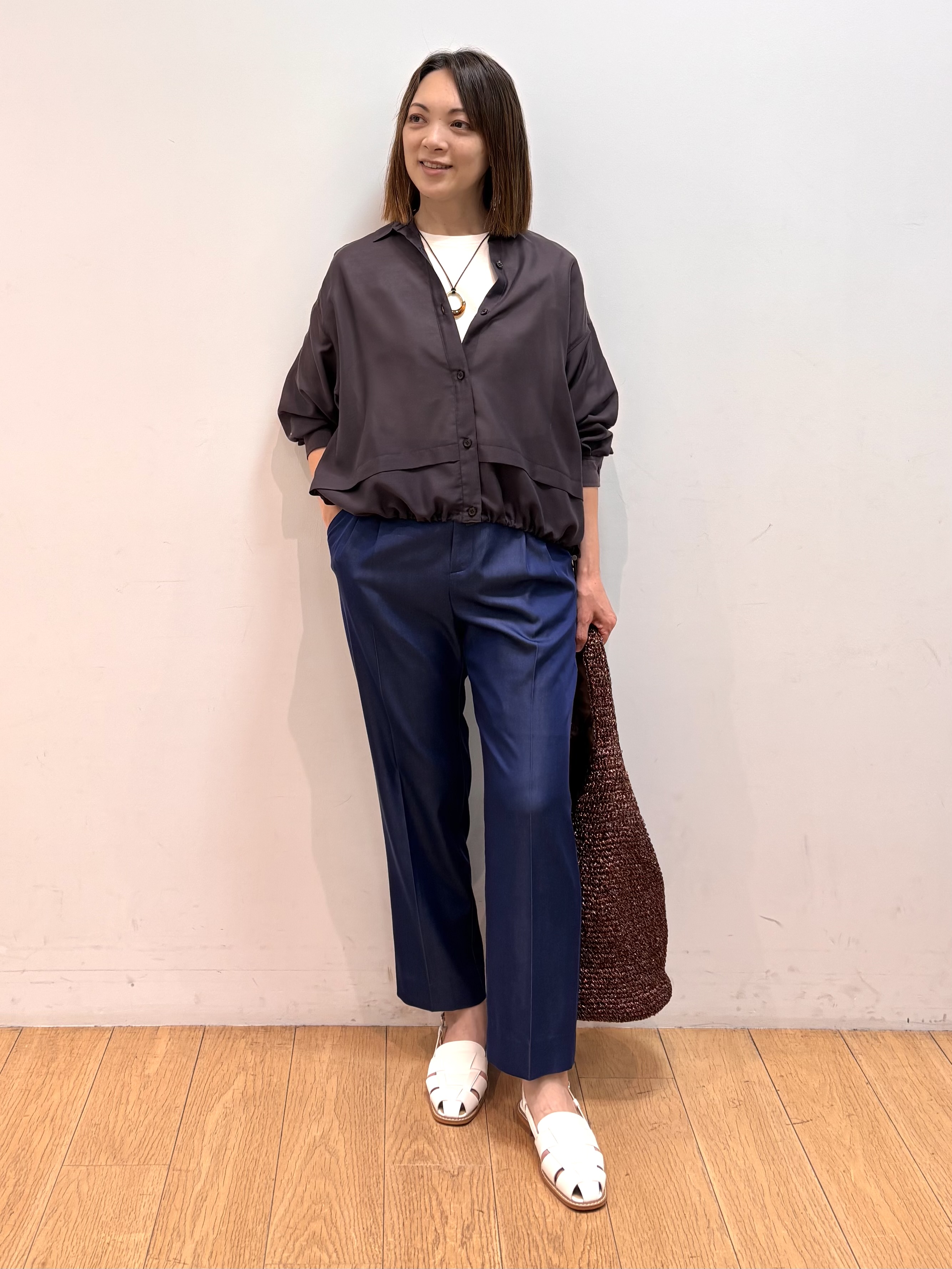 mikkoさんの「INDIVI｜【接触冷感／洗える／2WAY】ドロスト付 シアーシャンブレーシャツ」を使ったコーディネート