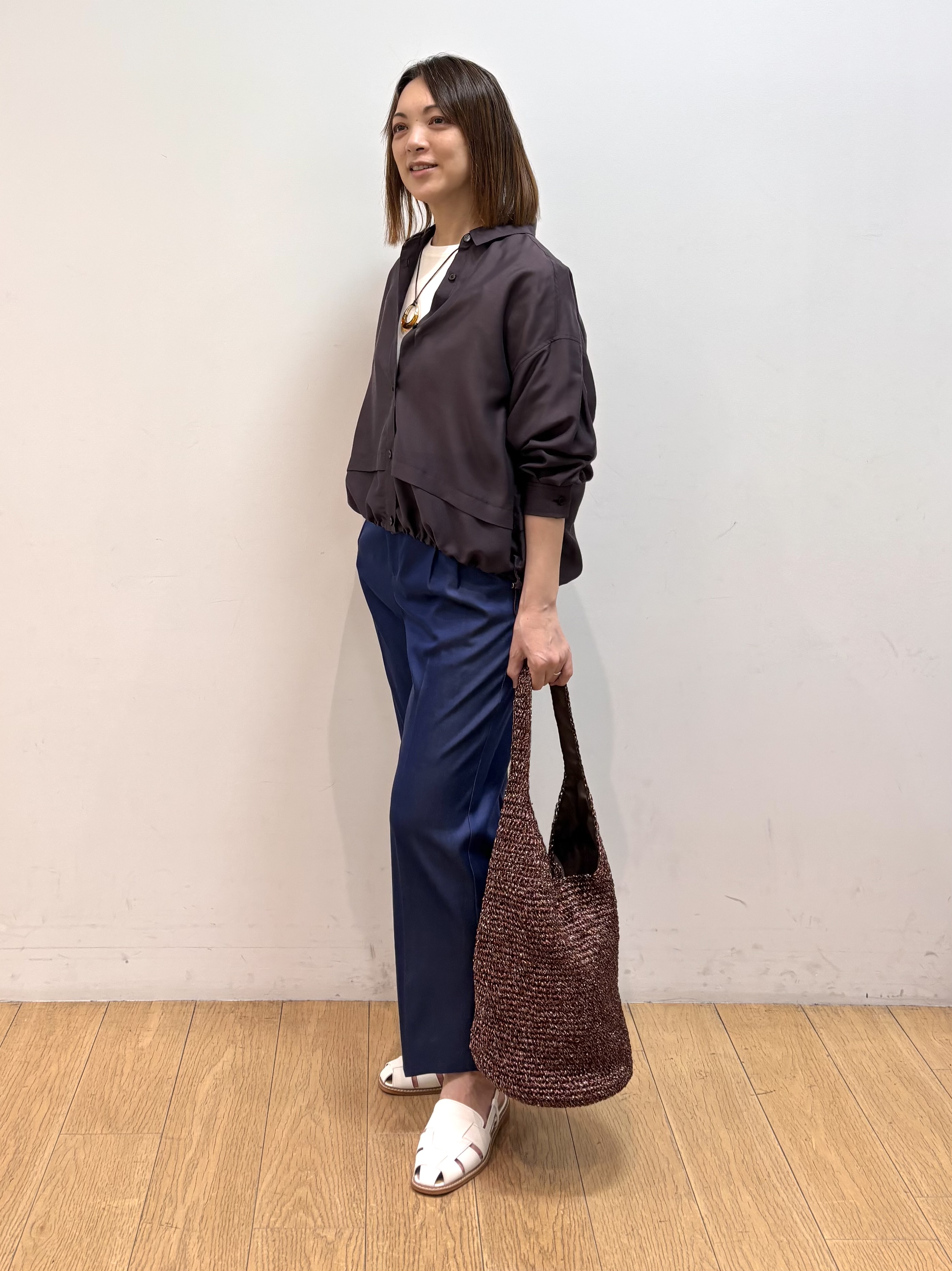 mikkoさんの「INDIVI｜【接触冷感／洗える／2WAY】ドロスト付 シアーシャンブレーシャツ」を使ったコーディネート