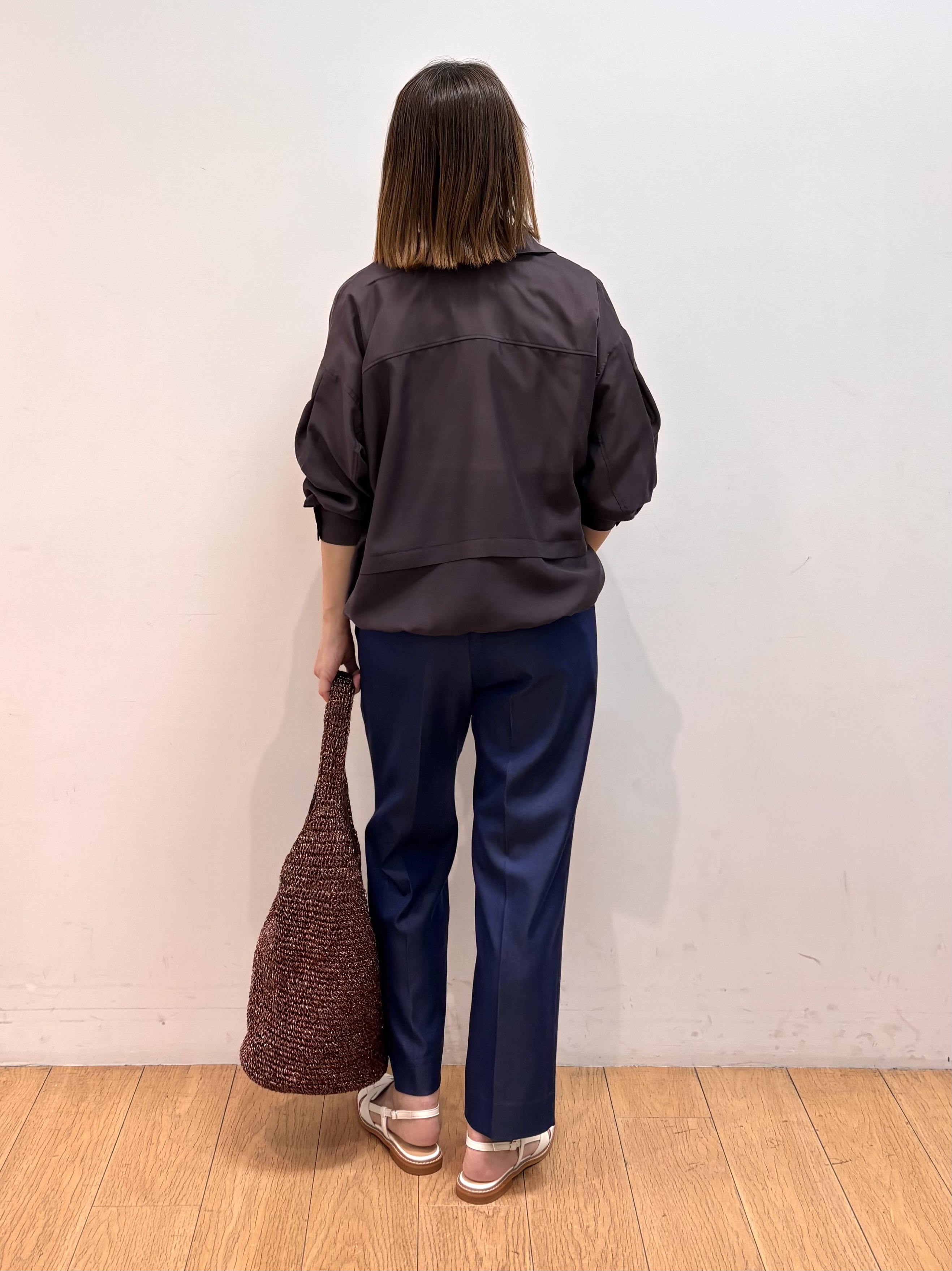 mikkoさんの「INDIVI｜【接触冷感／洗える／2WAY】ドロスト付 シアーシャンブレーシャツ」を使ったコーディネート