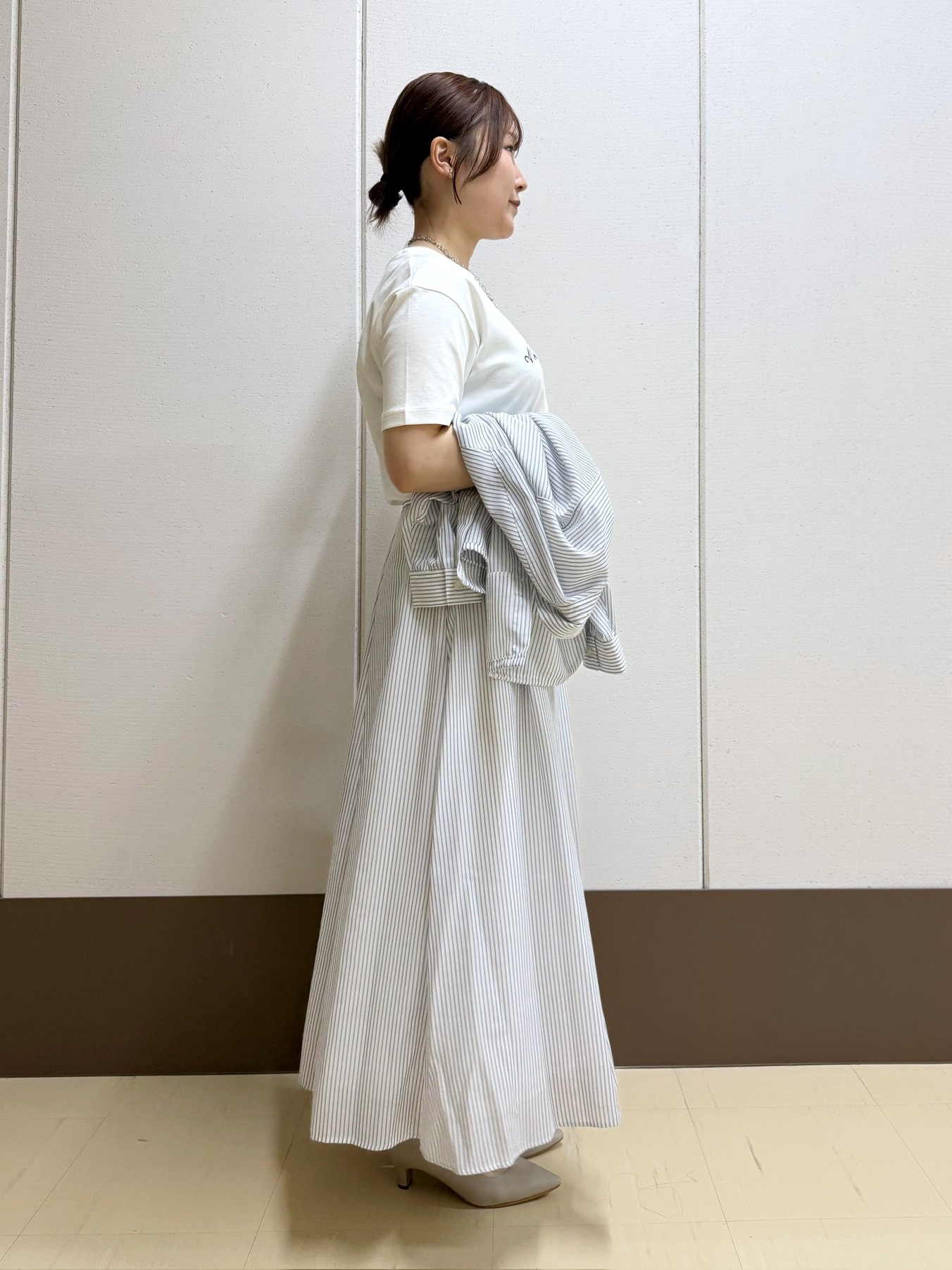 Rikoさんの「INDIVI｜【接触冷感／洗える／2WAY】ドロスト付 シアーシャンブレーシャツ」を使ったコーディネート