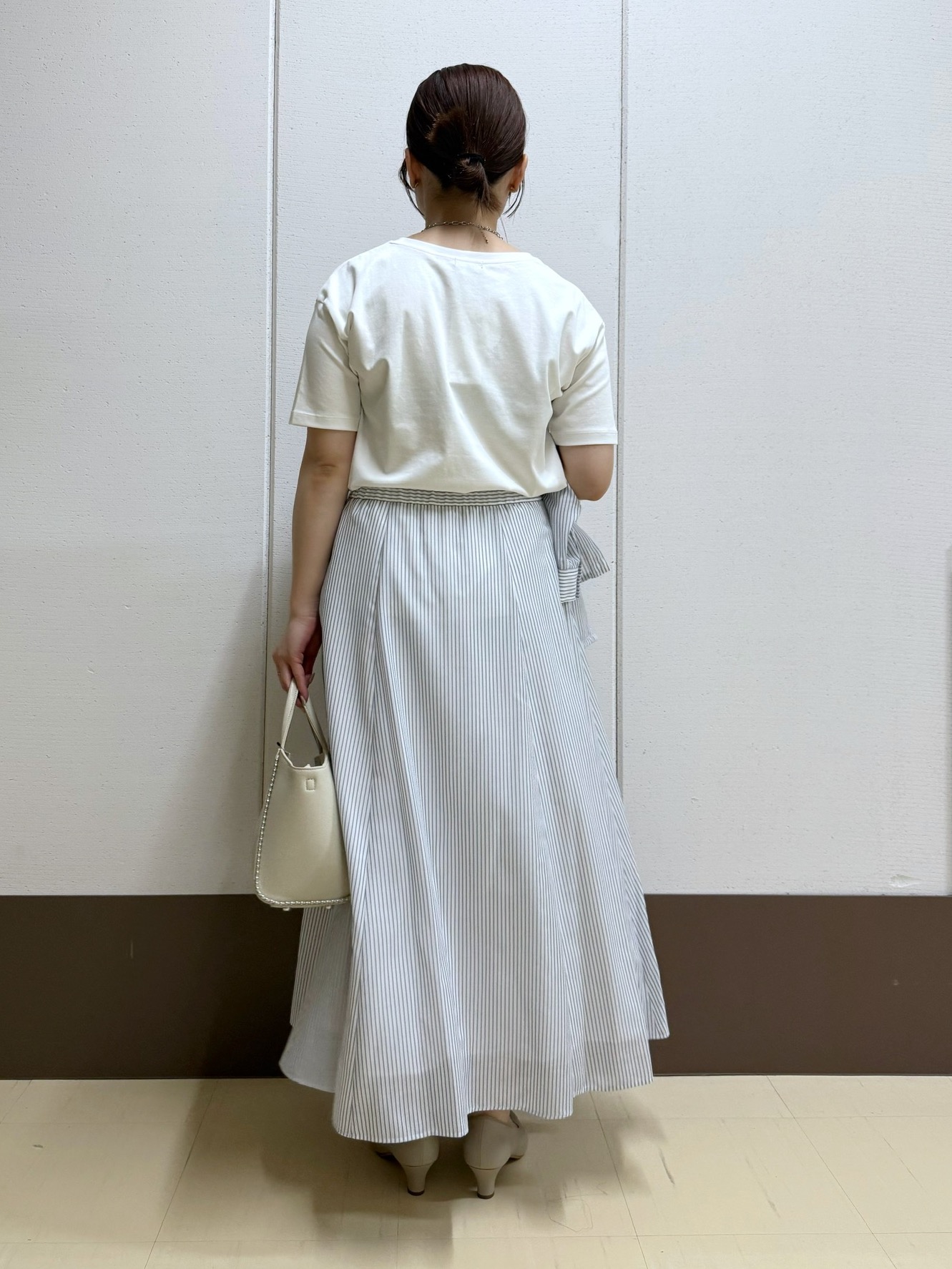 Rikoさんの「INDIVI｜【接触冷感／洗える／2WAY】ドロスト付 シアーシャンブレーシャツ」を使ったコーディネート