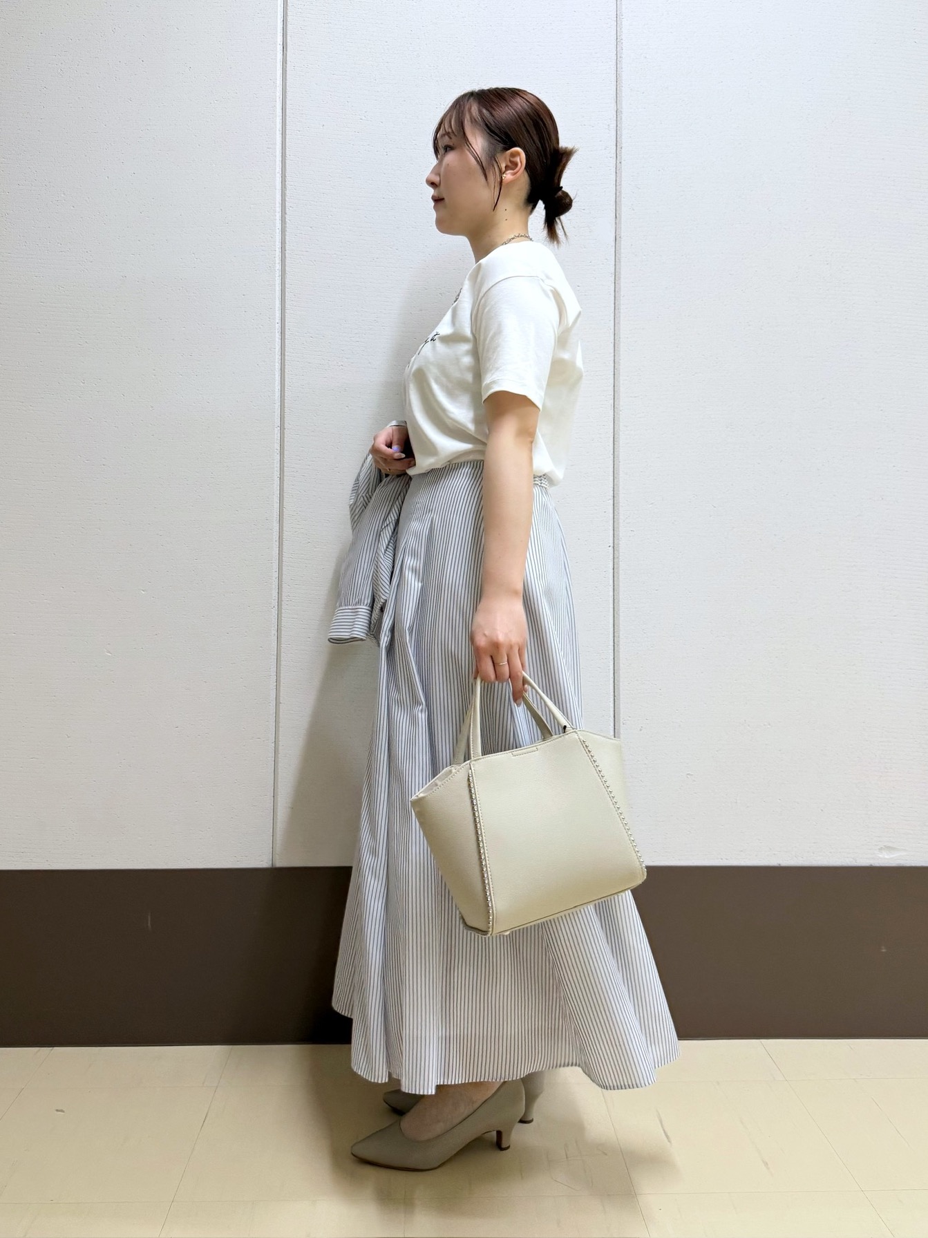 Rikoさんの「INDIVI｜【接触冷感／洗える／2WAY】ドロスト付 シアーシャンブレーシャツ」を使ったコーディネート