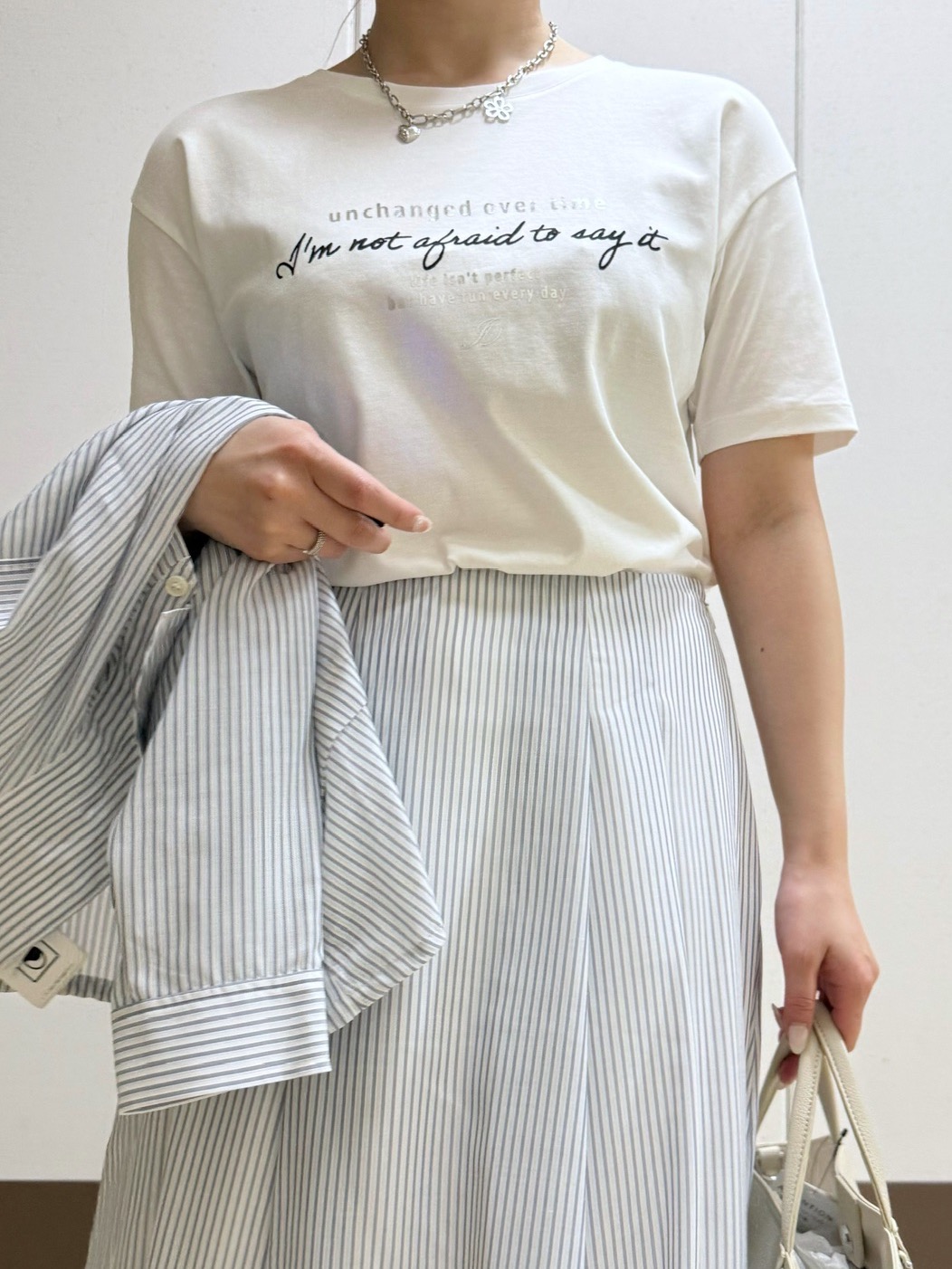 Rikoさんの「INDIVI｜【接触冷感／洗える／2WAY】ドロスト付 シアーシャンブレーシャツ」を使ったコーディネート