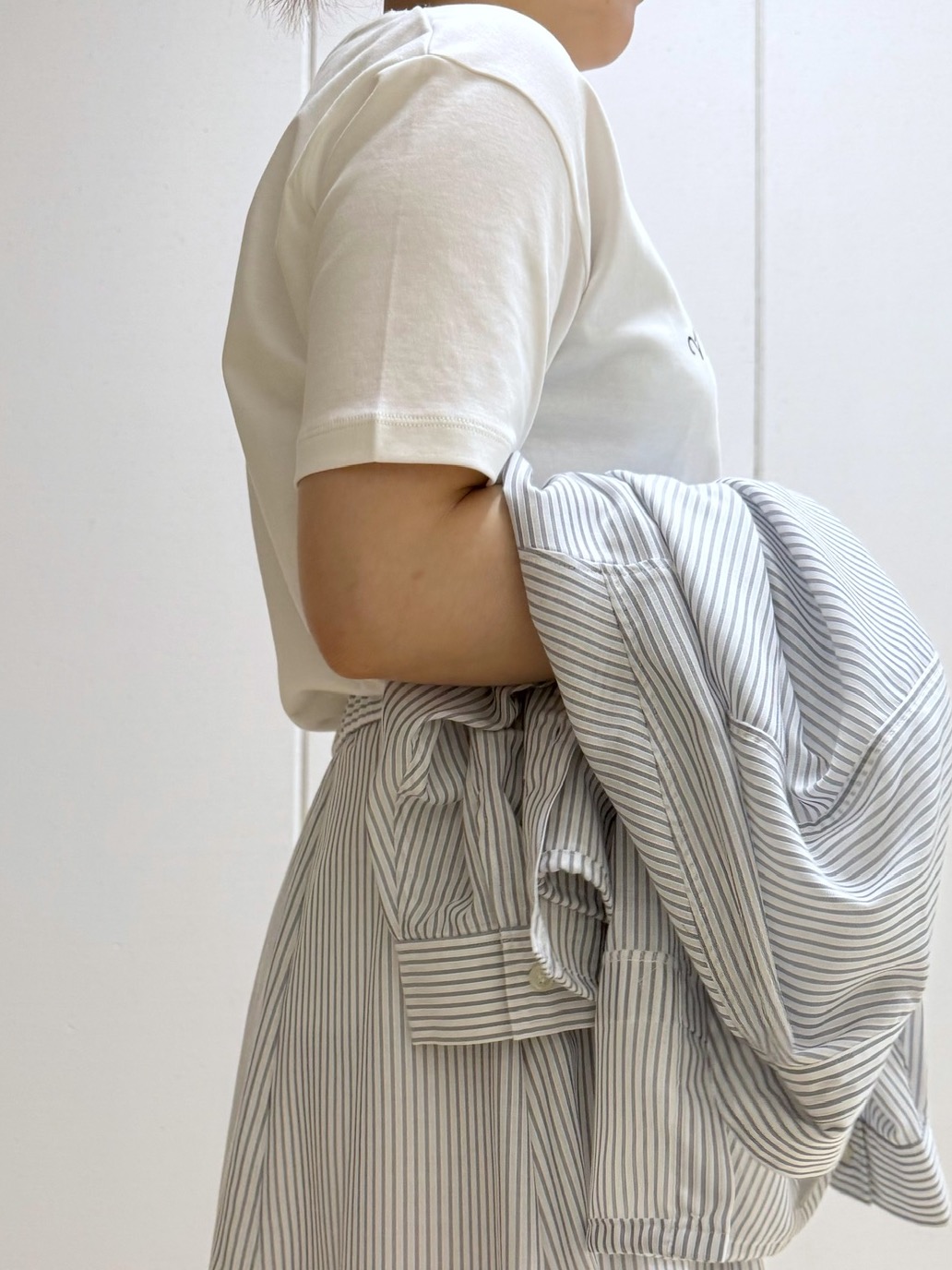 Rikoさんの「INDIVI｜【接触冷感／洗える／2WAY】ドロスト付 シアーシャンブレーシャツ」を使ったコーディネート