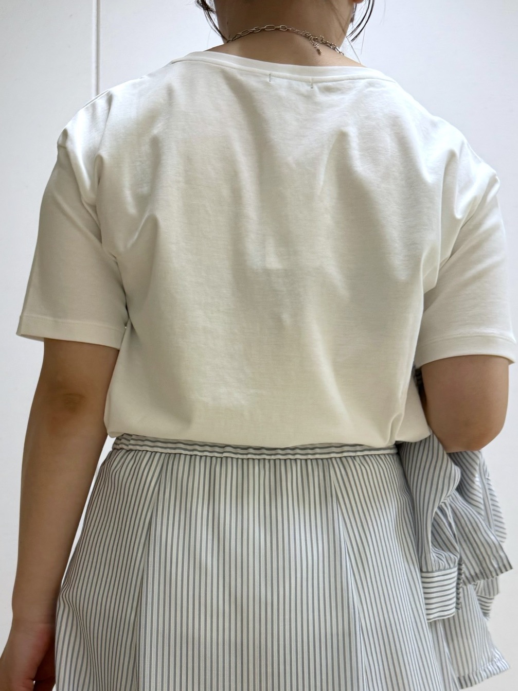 Rikoさんの「INDIVI｜【接触冷感／洗える／2WAY】ドロスト付 シアーシャンブレーシャツ」を使ったコーディネート