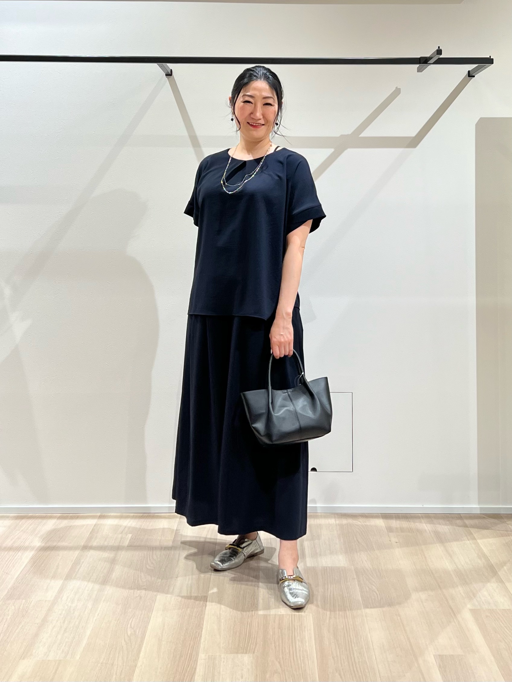 TOMOMIさんの「UNTITLED｜【セットアップ可/UVカット/前後2WAY】リラクシーフレンチスリーブブラウス」を使ったコーディネート