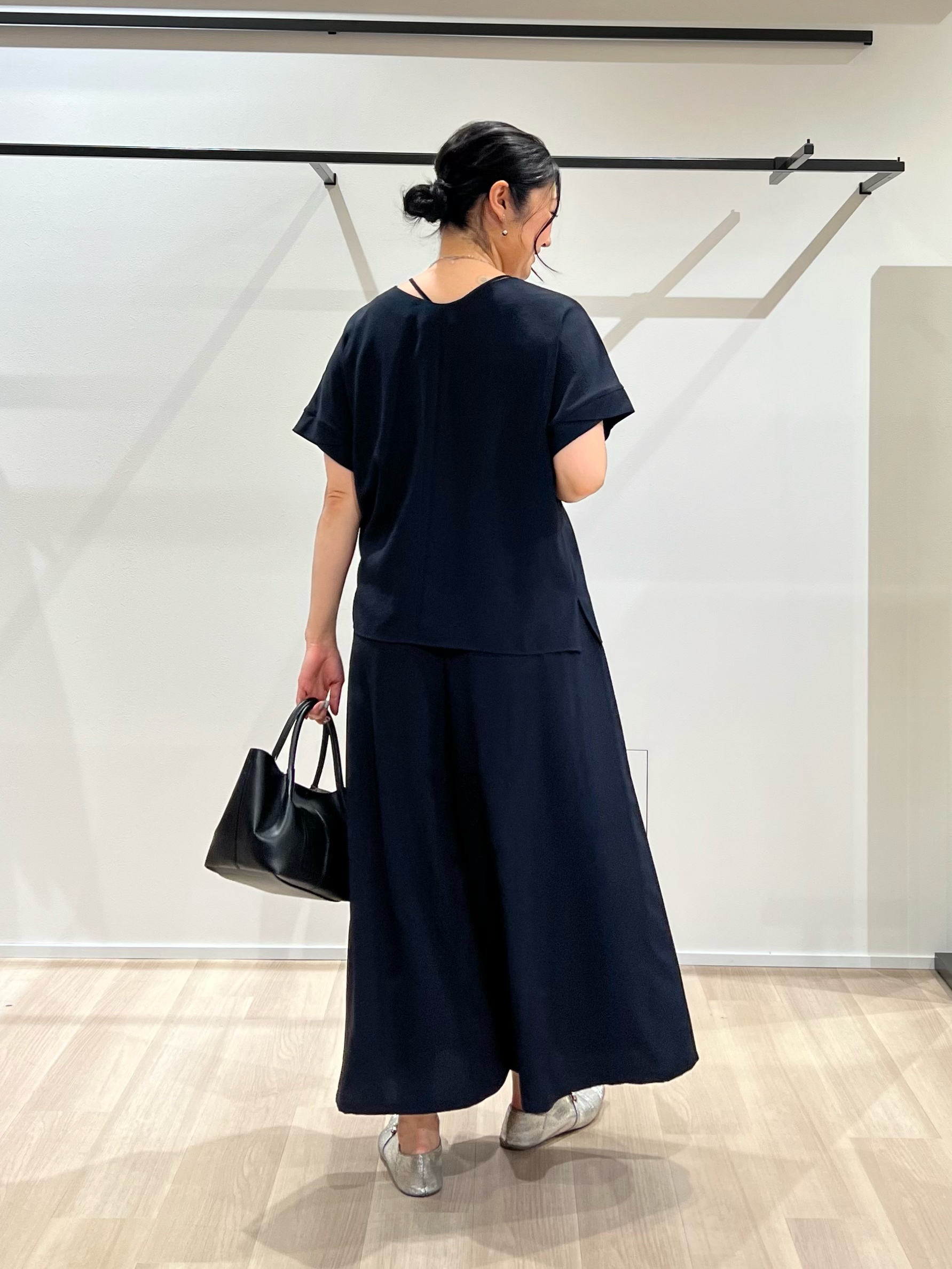TOMOMIさんの「UNTITLED｜【セットアップ可/UVカット/前後2WAY】リラクシーフレンチスリーブブラウス」を使ったコーディネート