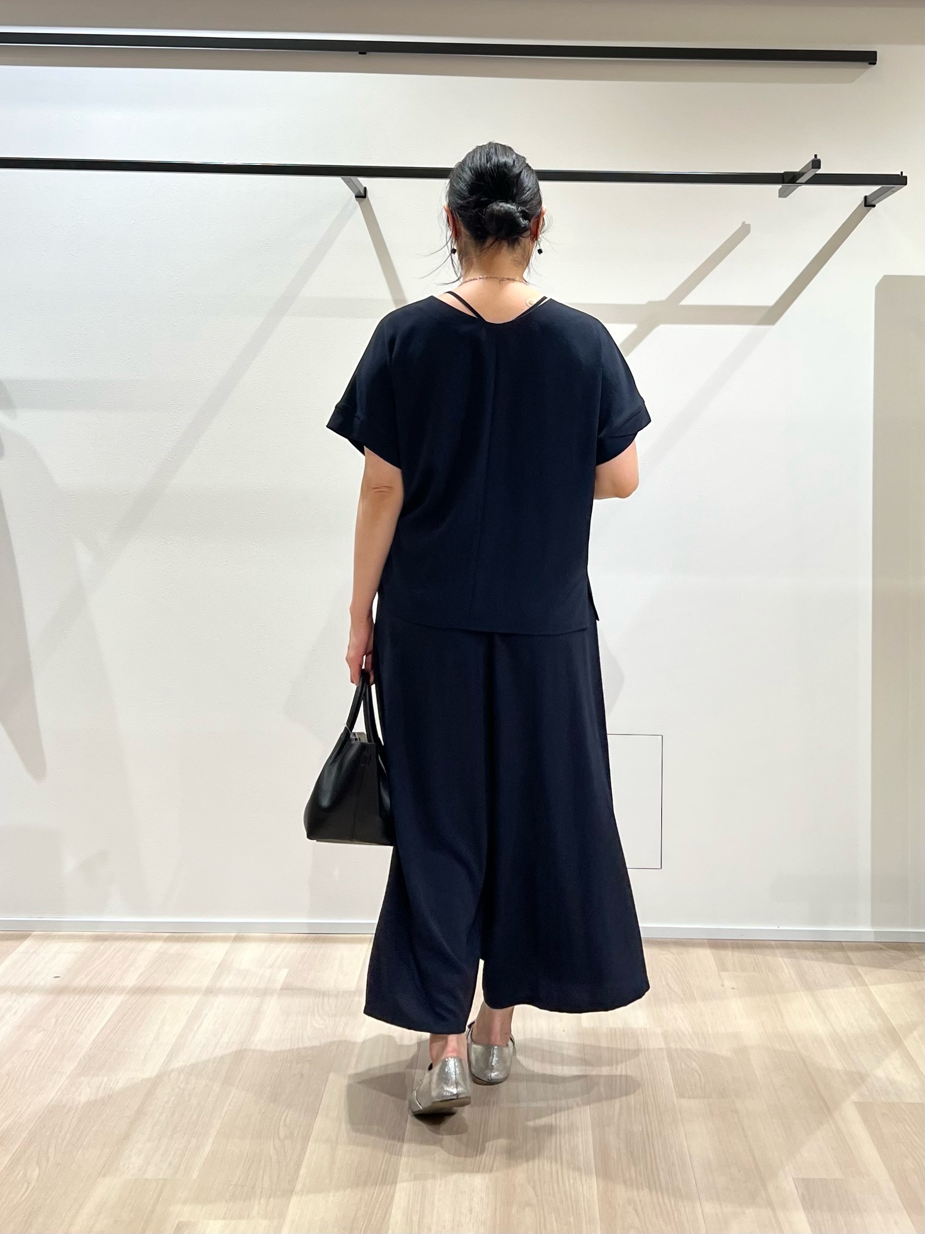 TOMOMIさんの「UNTITLED｜【セットアップ可/UVカット/前後2WAY】リラクシーフレンチスリーブブラウス」を使ったコーディネート