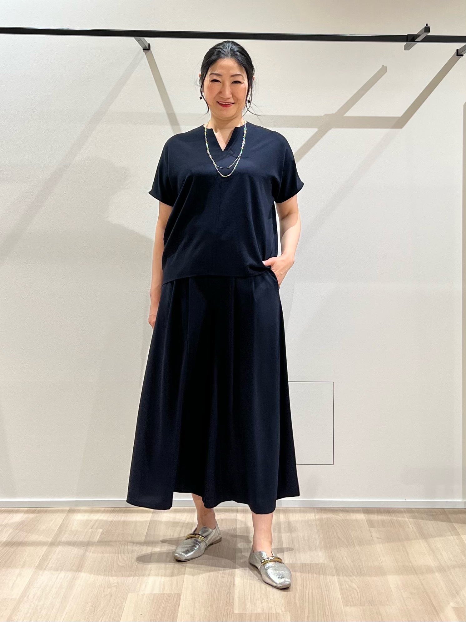 TOMOMIさんの「UNTITLED｜【UV/接触冷感/セットアップ可】リラクシーキーVネックブラウス」を使ったコーディネート