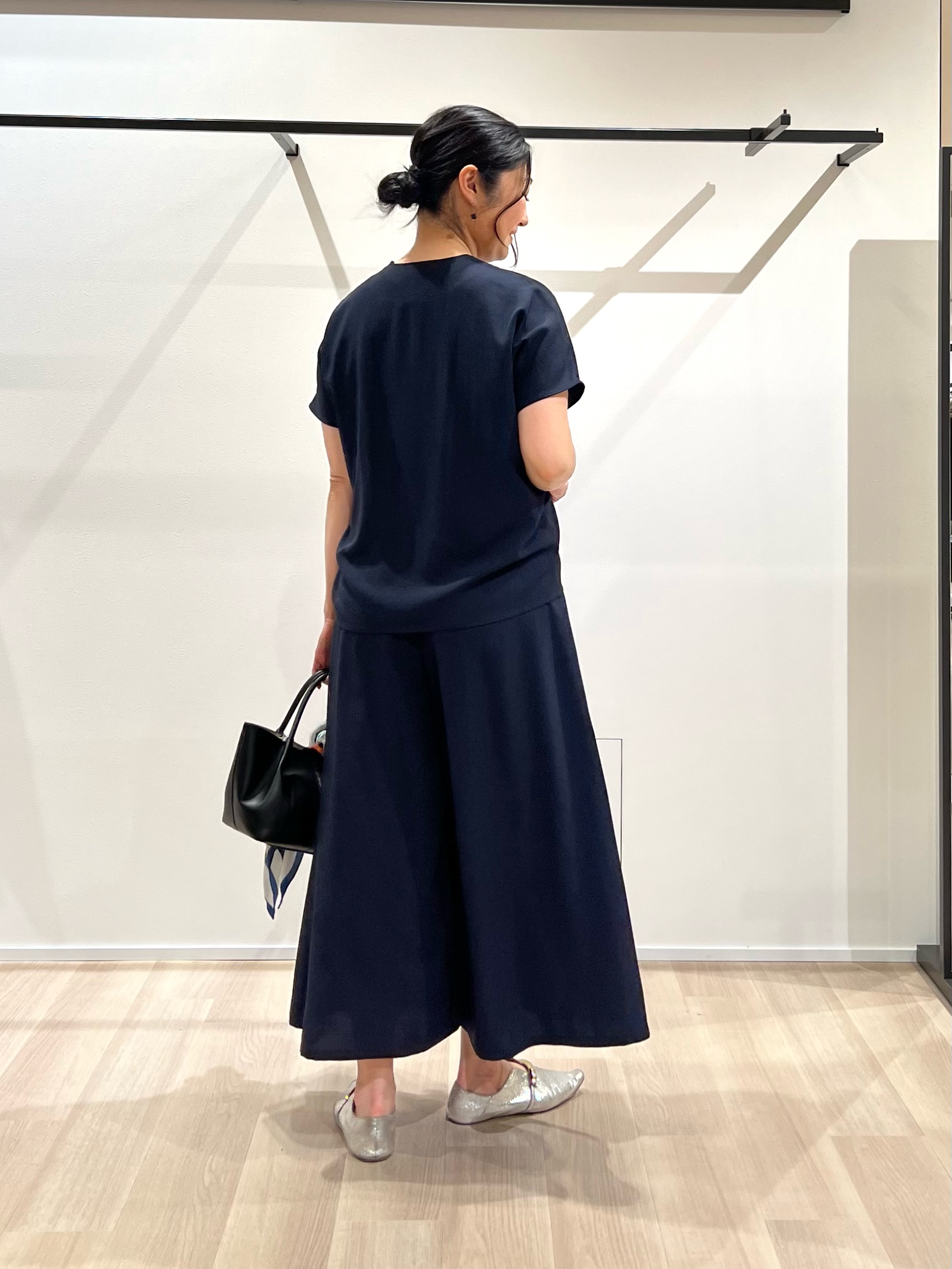 TOMOMIさんの「UNTITLED｜【UV/接触冷感/セットアップ可】リラクシーキーVネックブラウス」を使ったコーディネート