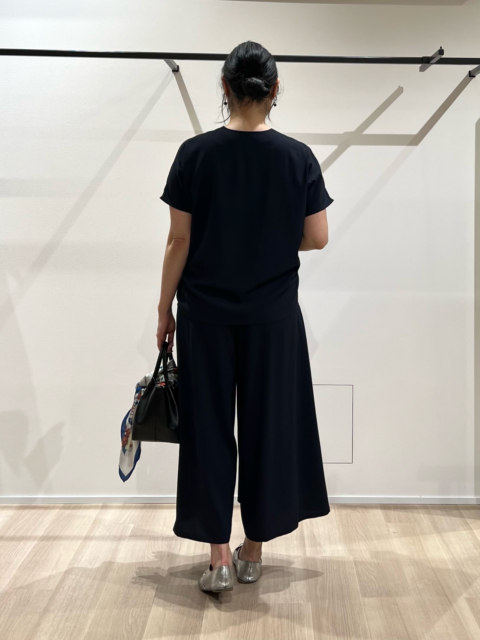TOMOMIさんの「UNTITLED｜【UV/接触冷感/セットアップ可】リラクシーキーVネックブラウス」を使ったコーディネート