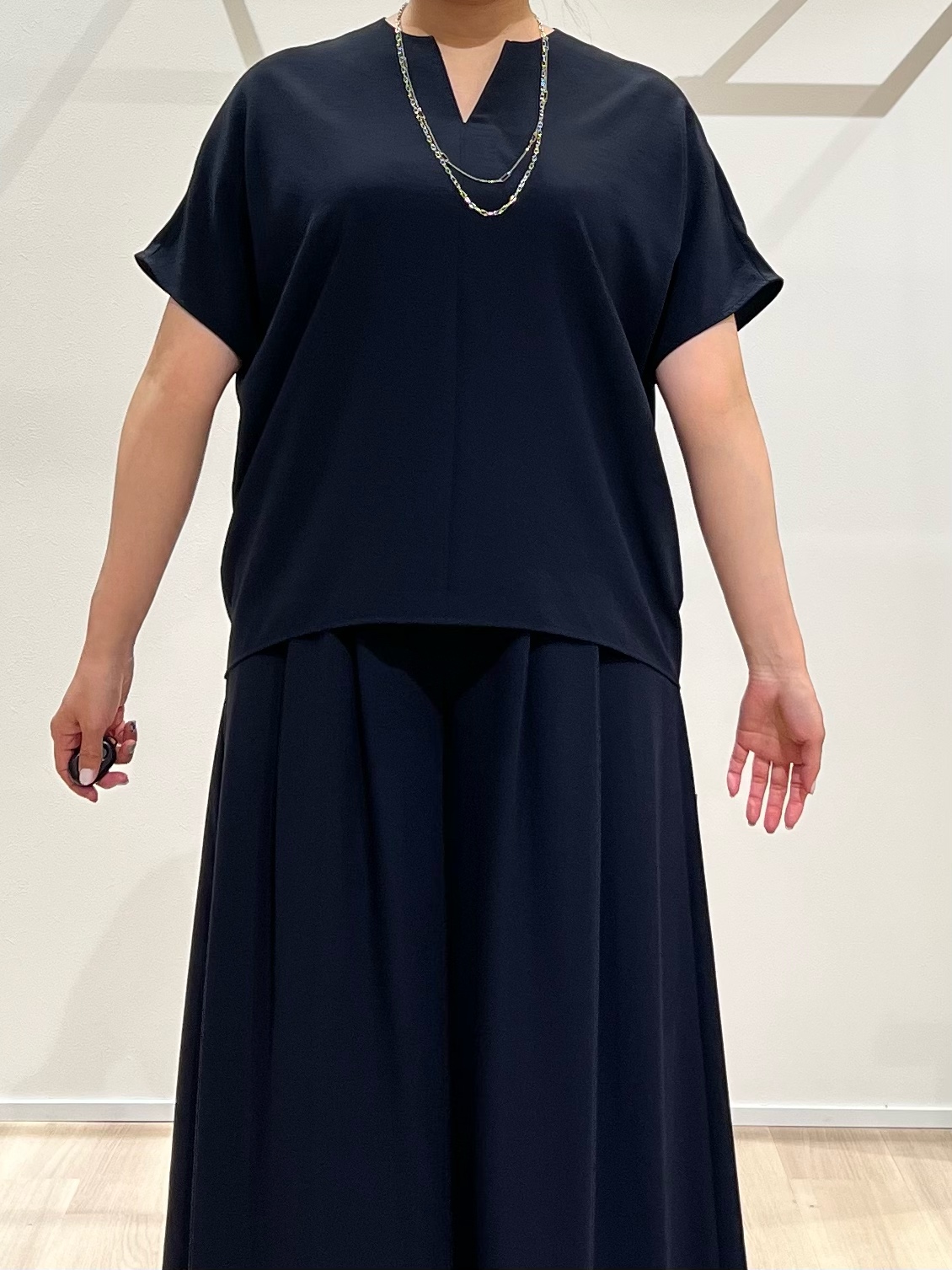 TOMOMIさんの「UNTITLED｜【UV/接触冷感/セットアップ可】リラクシーキーVネックブラウス」を使ったコーディネート