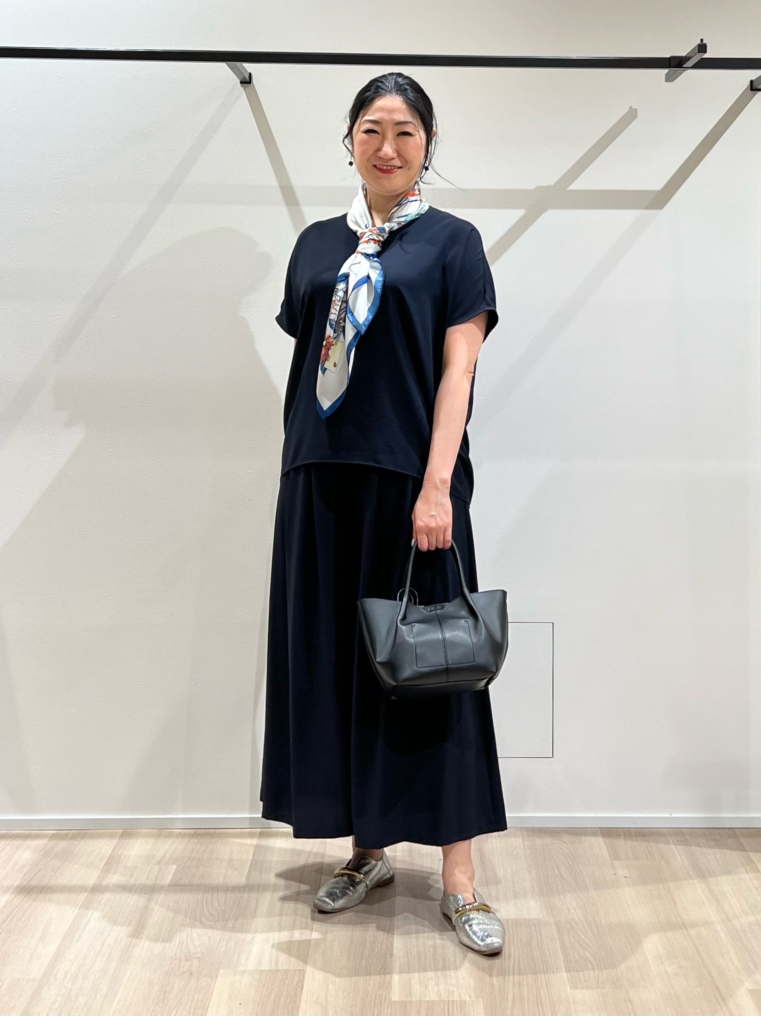 TOMOMIさんの「UNTITLED｜【UV/接触冷感/セットアップ可】リラクシーキーVネックブラウス」を使ったコーディネート