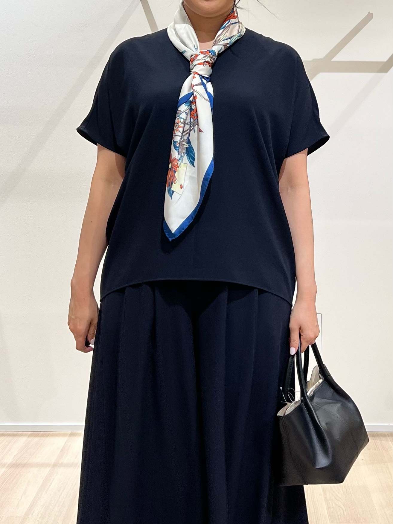 TOMOMIさんの「UNTITLED｜【UV/接触冷感/セットアップ可】リラクシーキーVネックブラウス」を使ったコーディネート