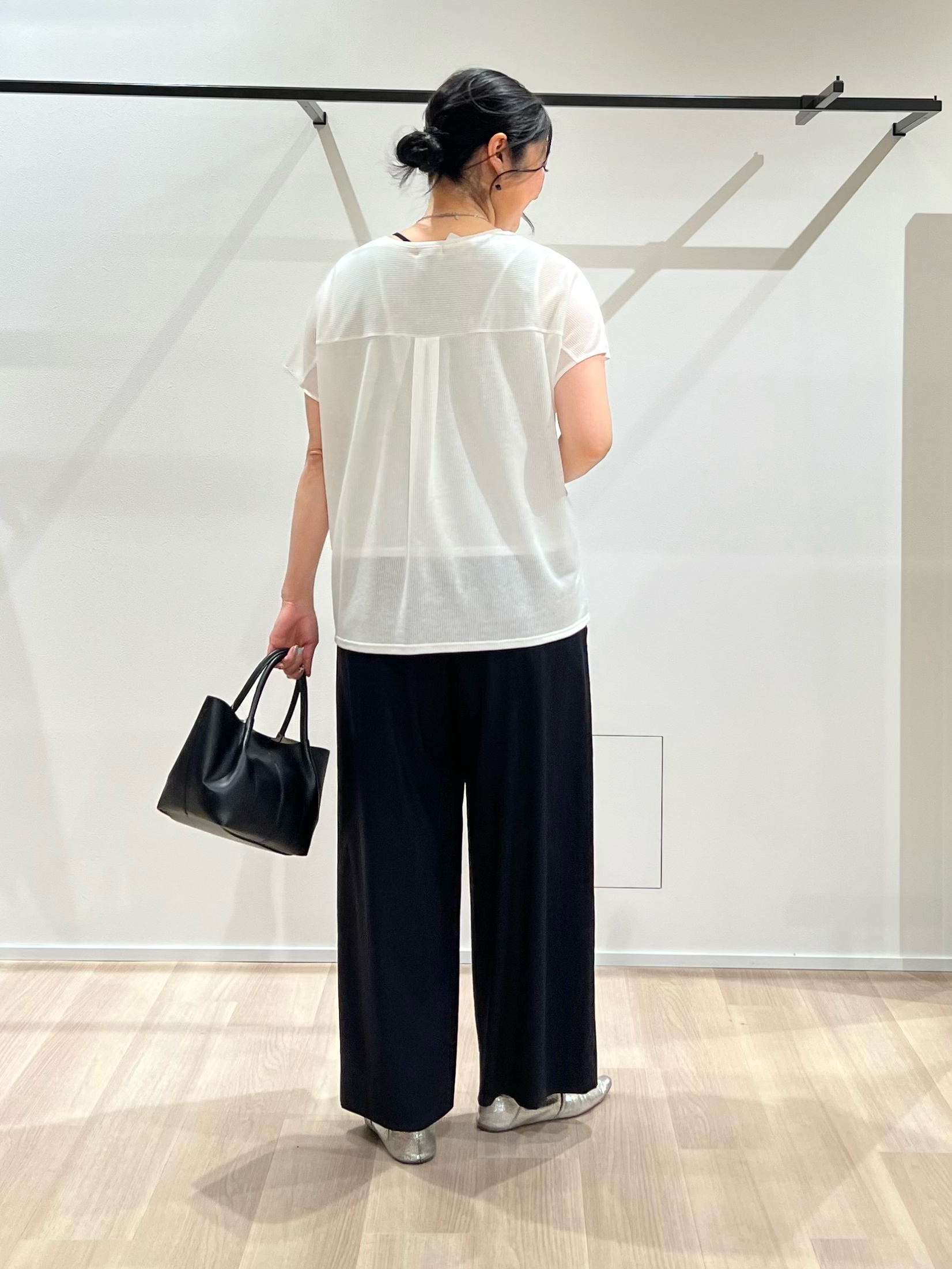 TOMOMIさんの「UNTITLED｜【洗える／アンサンブル可能】シアースストライプトップス」を使ったコーディネート
