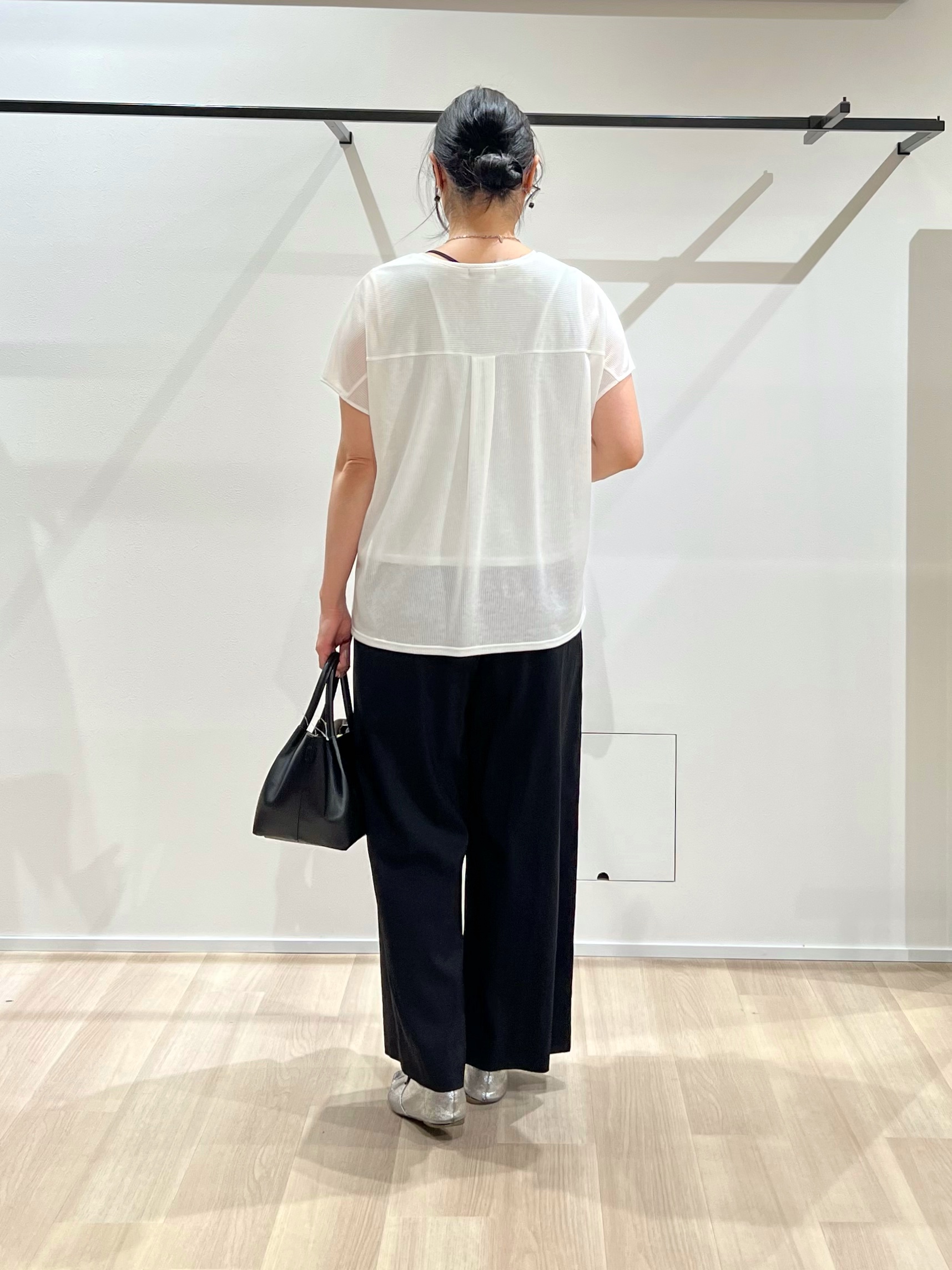 TOMOMIさんの「UNTITLED｜【洗える／アンサンブル可能】シアースストライプトップス」を使ったコーディネート