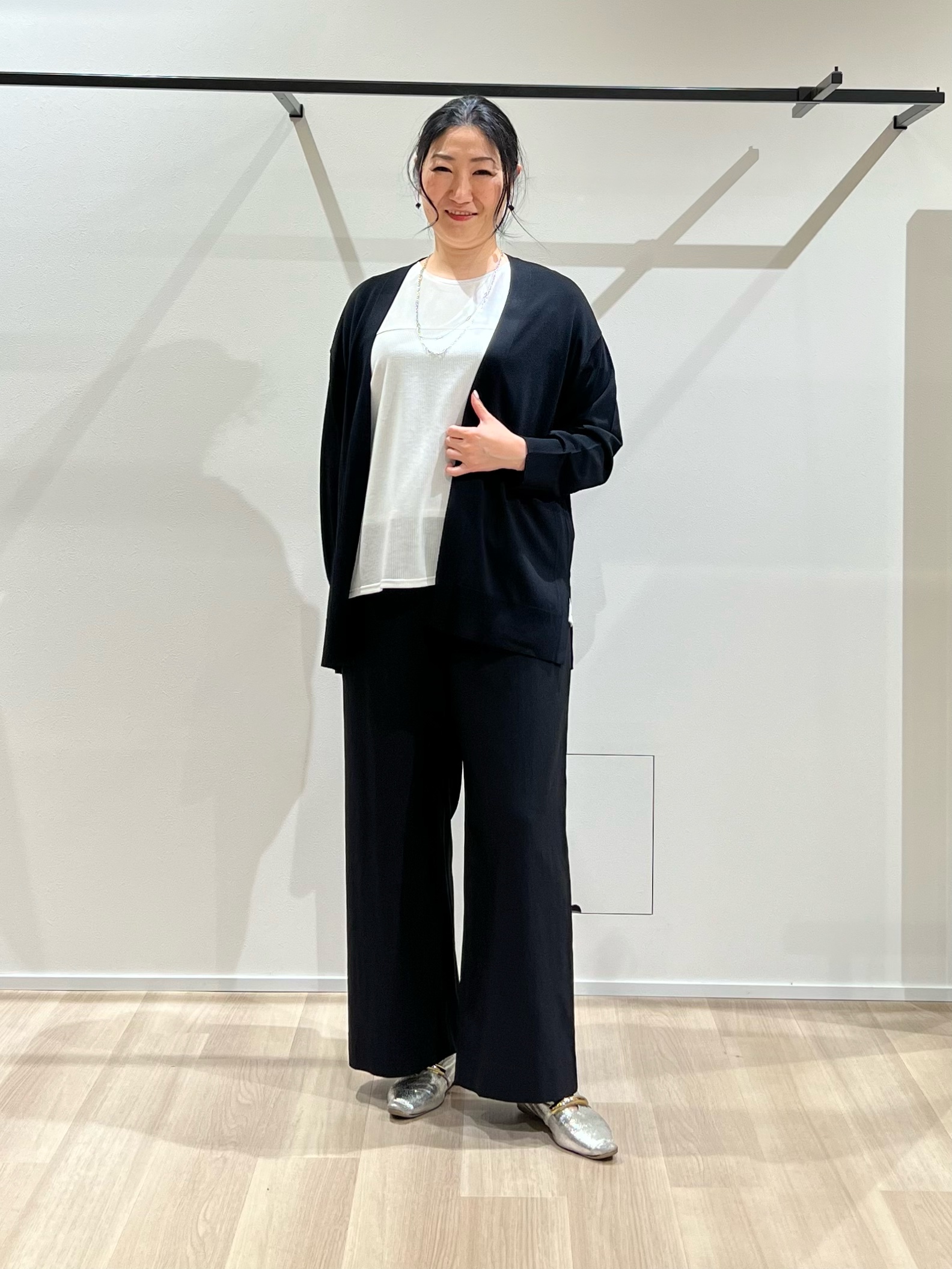 TOMOMIさんの「UNTITLED｜【洗える／アンサンブル可能】シアースストライプトップス」を使ったコーディネート