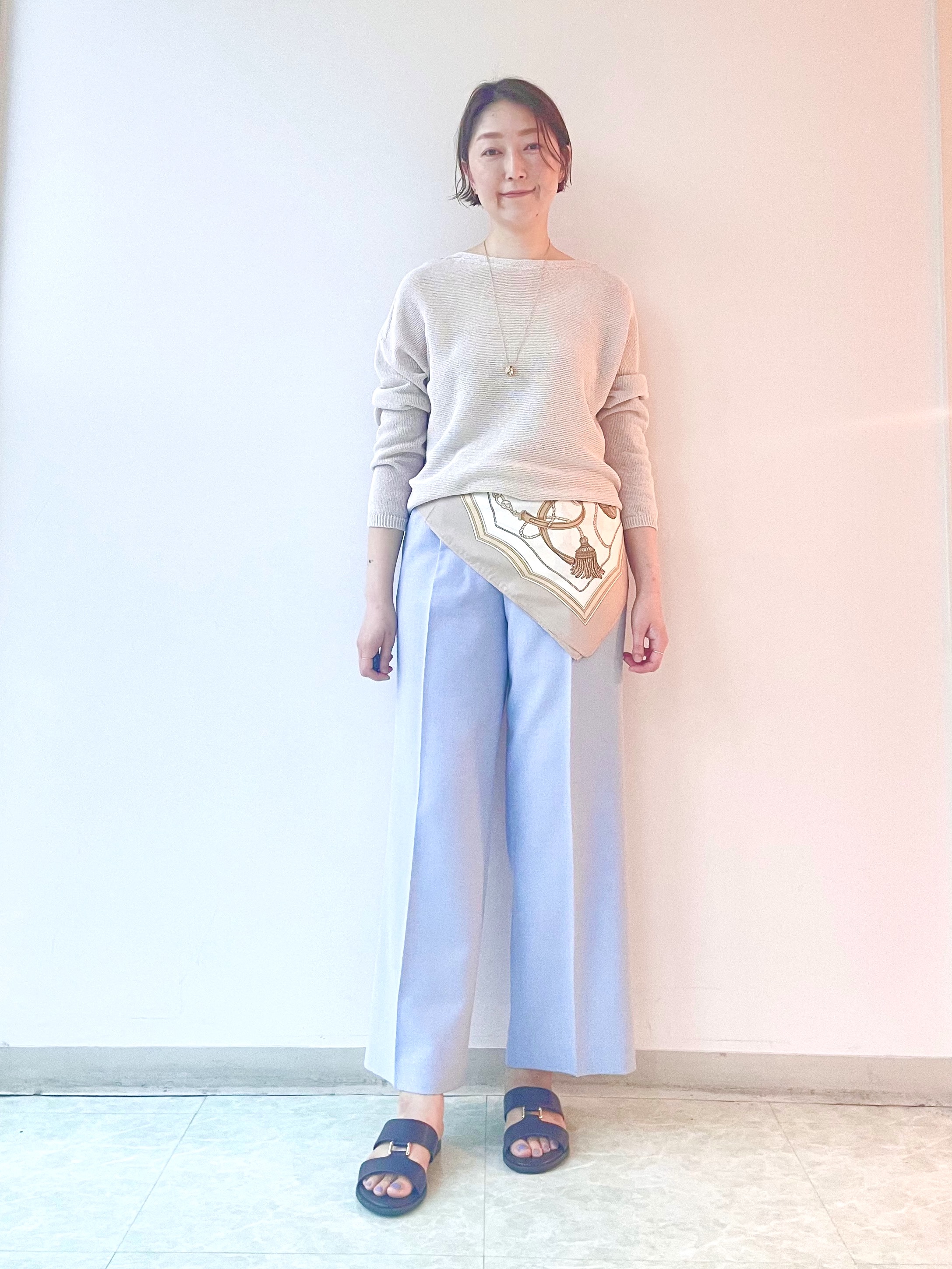 aliceさんの「UNTITLED｜【8色展開/程よい透け感】ドライタッチボートネックニット」を使ったコーディネート