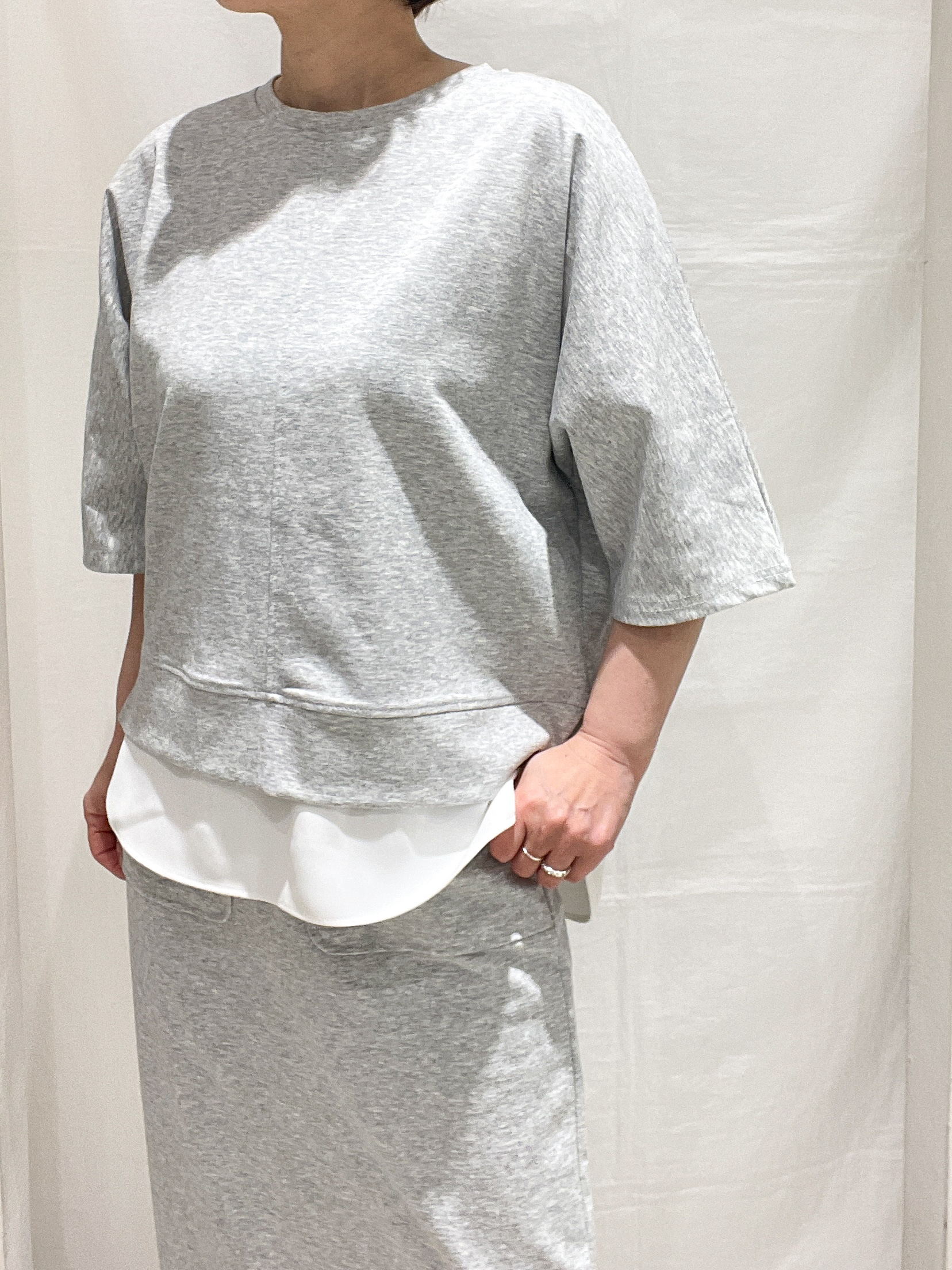 hiroさんの「grove｜【時短コーデ】シルキーポンチレイヤード風セットアップ」を使ったコーディネート