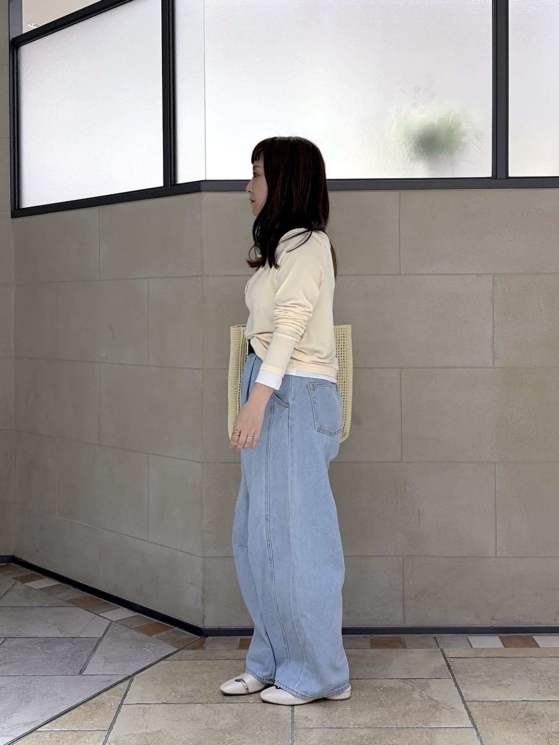 よねさんの「INDIVI｜バイカラーヘンリーネックカットソー」を使ったコーディネート