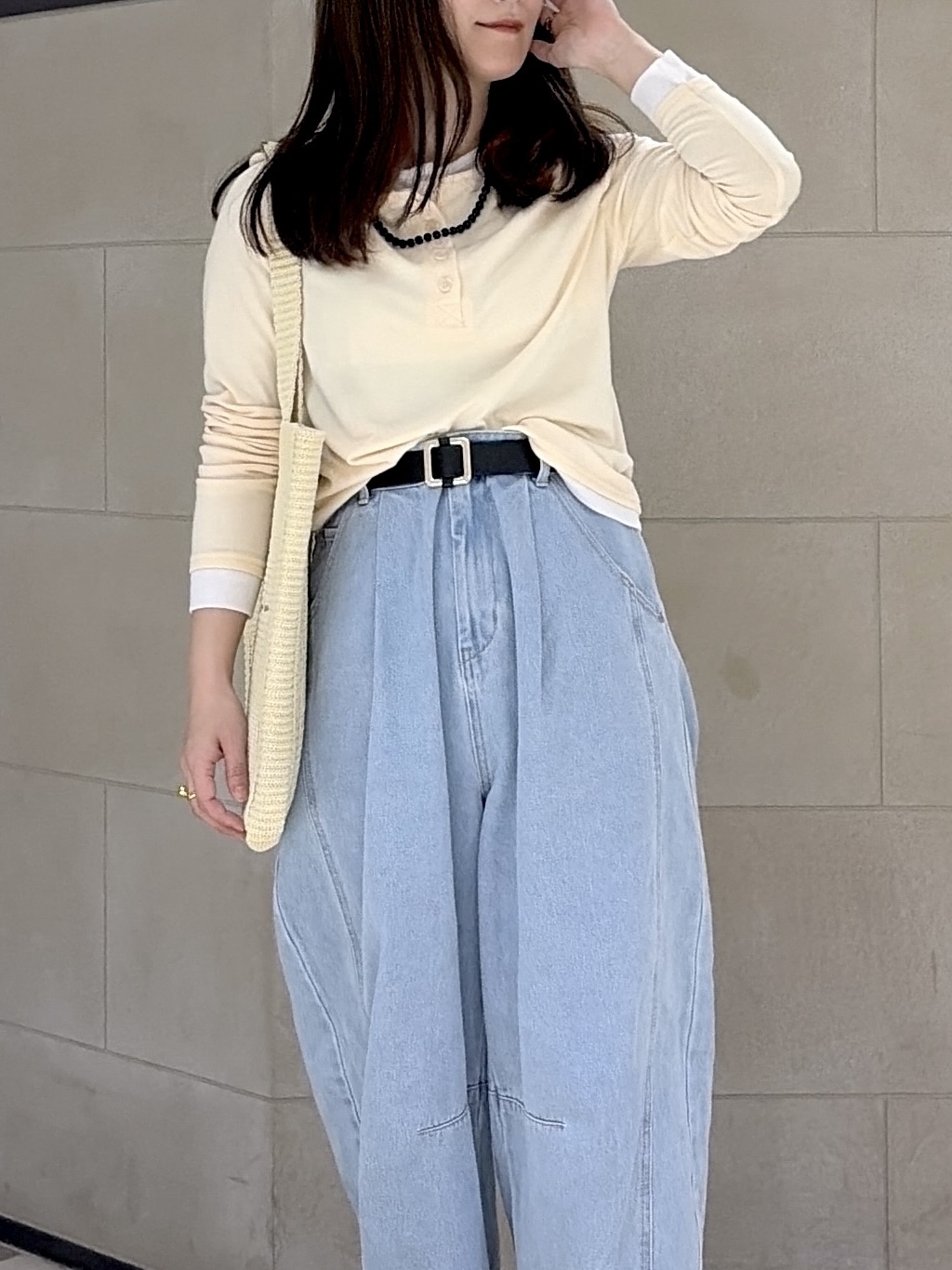 よねさんの「INDIVI｜バイカラーヘンリーネックカットソー」を使ったコーディネート