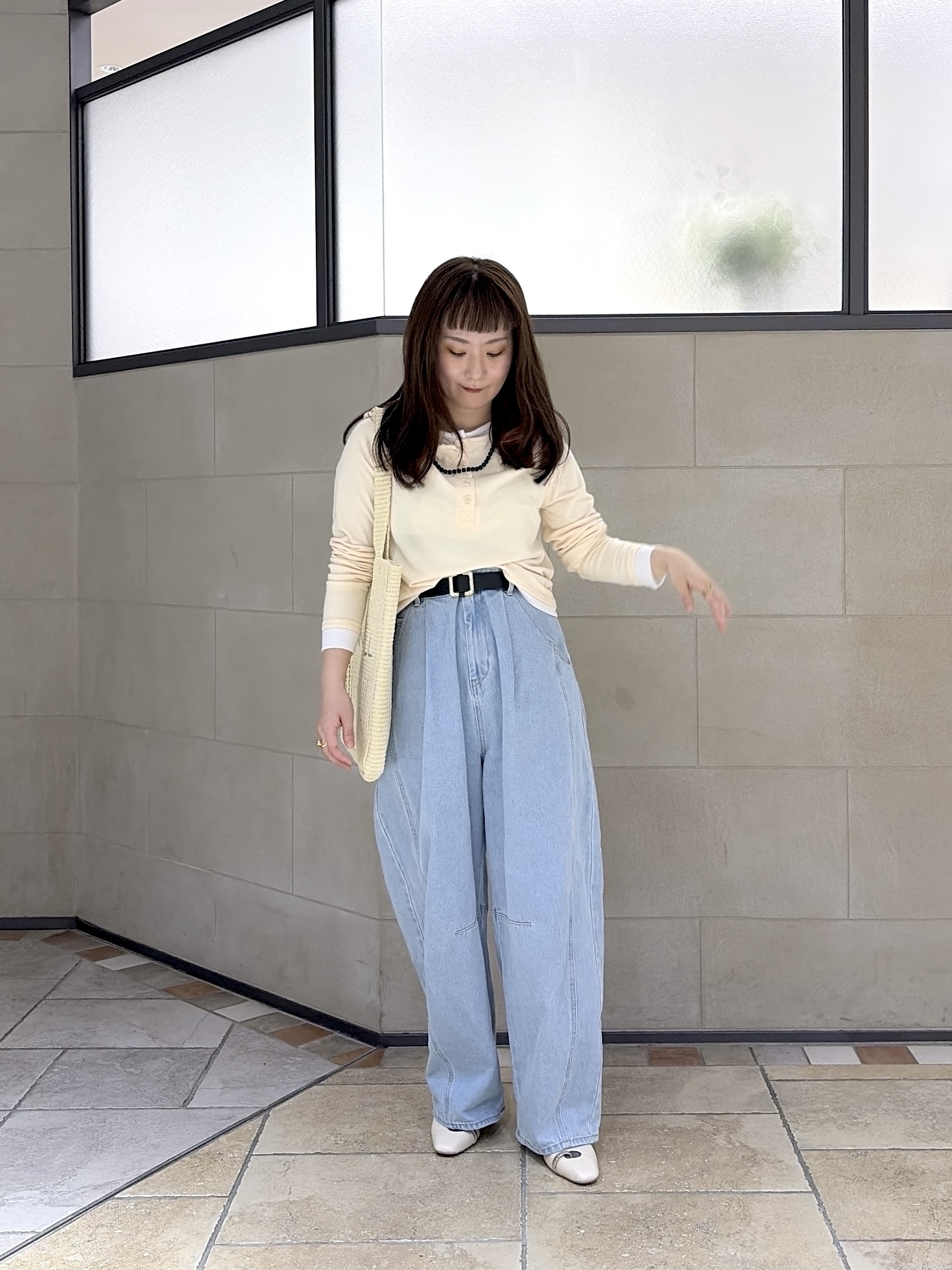 よねさんの「INDIVI｜バイカラーヘンリーネックカットソー」を使ったコーディネート