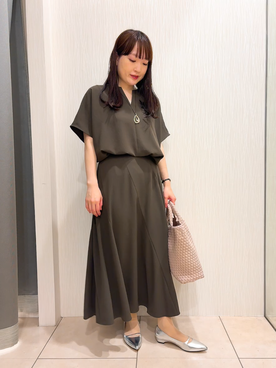 SAHOさんの「UNTITLED｜【UV/接触冷感/セットアップ可】リラクシーキーVネックブラウス」を使ったコーディネート
