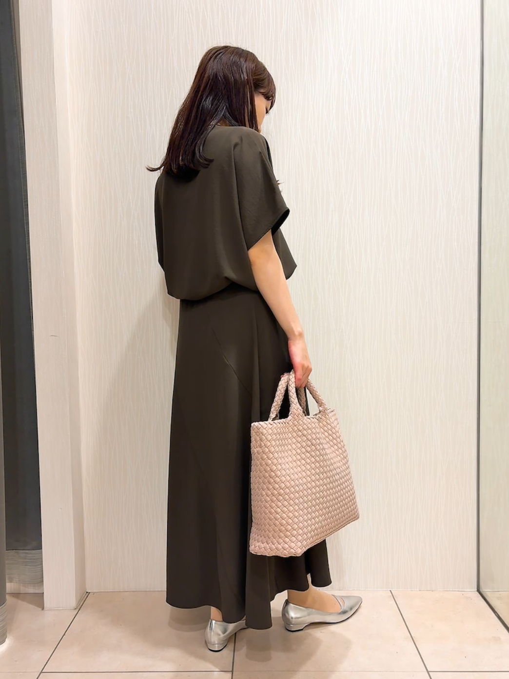 SAHOさんの「UNTITLED｜【UV/接触冷感/セットアップ可】リラクシーキーVネックブラウス」を使ったコーディネート