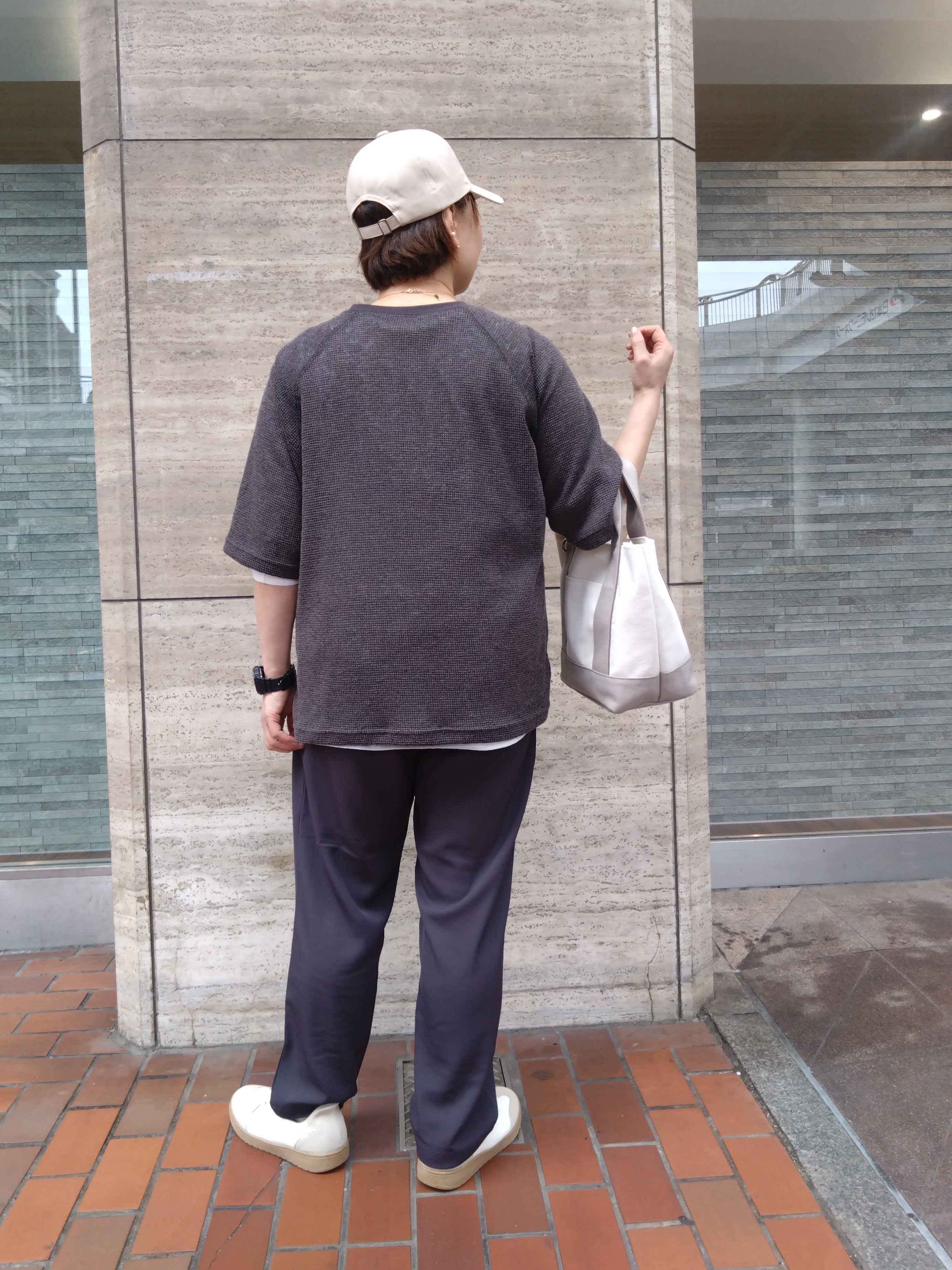 ヒロコジさんの「SHOO･LA･RUE｜【ひんやり/UV/SS-3L/セットアップ可】さらさらぷるん イージーテーパードパンツ」を使ったコーディネート