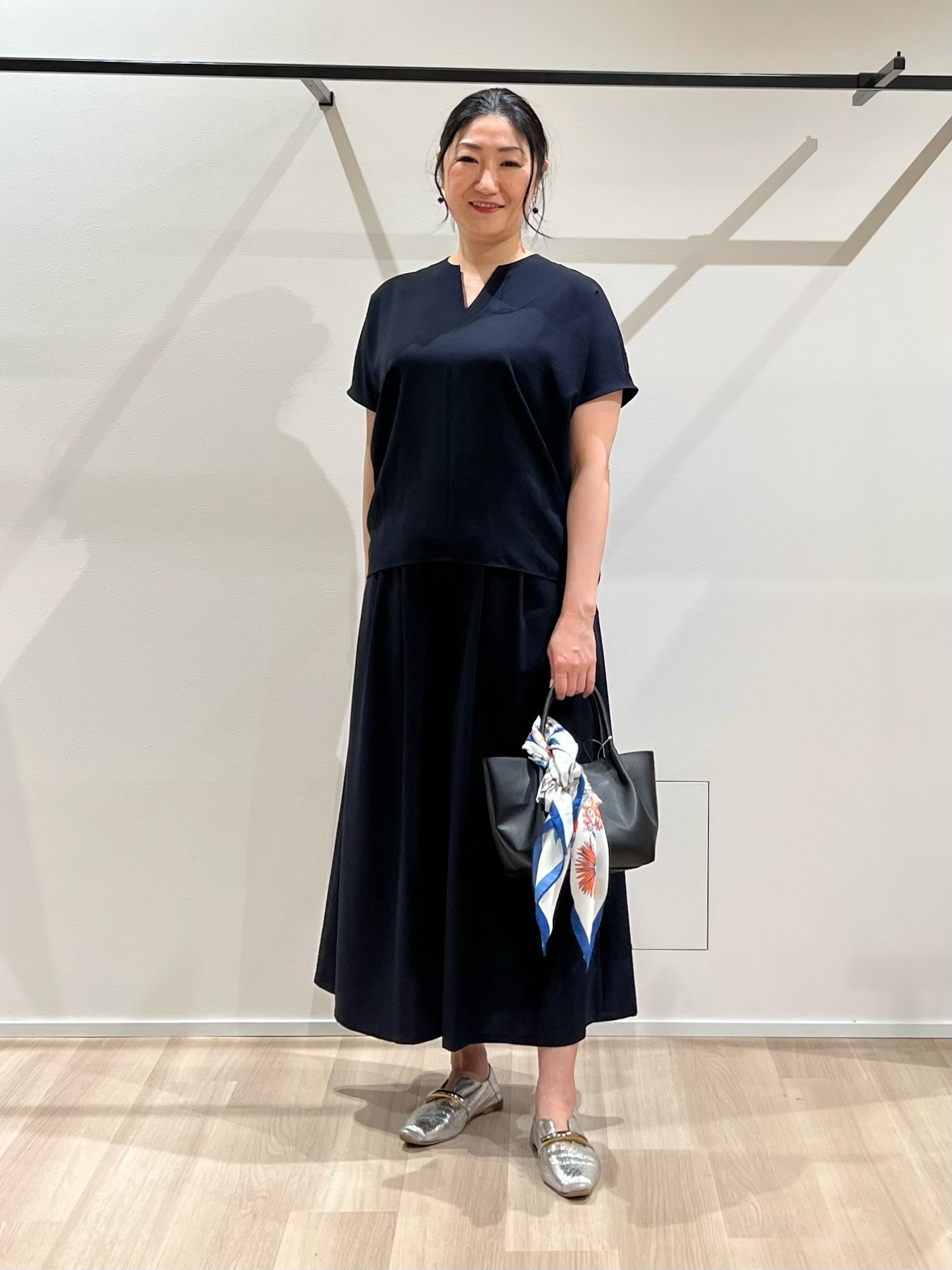 TOMOMIさんの「UNTITLED｜【セットアップ可/UVカット/前後2WAY】リラクシーフレンチスリーブブラウス」を使ったコーディネート