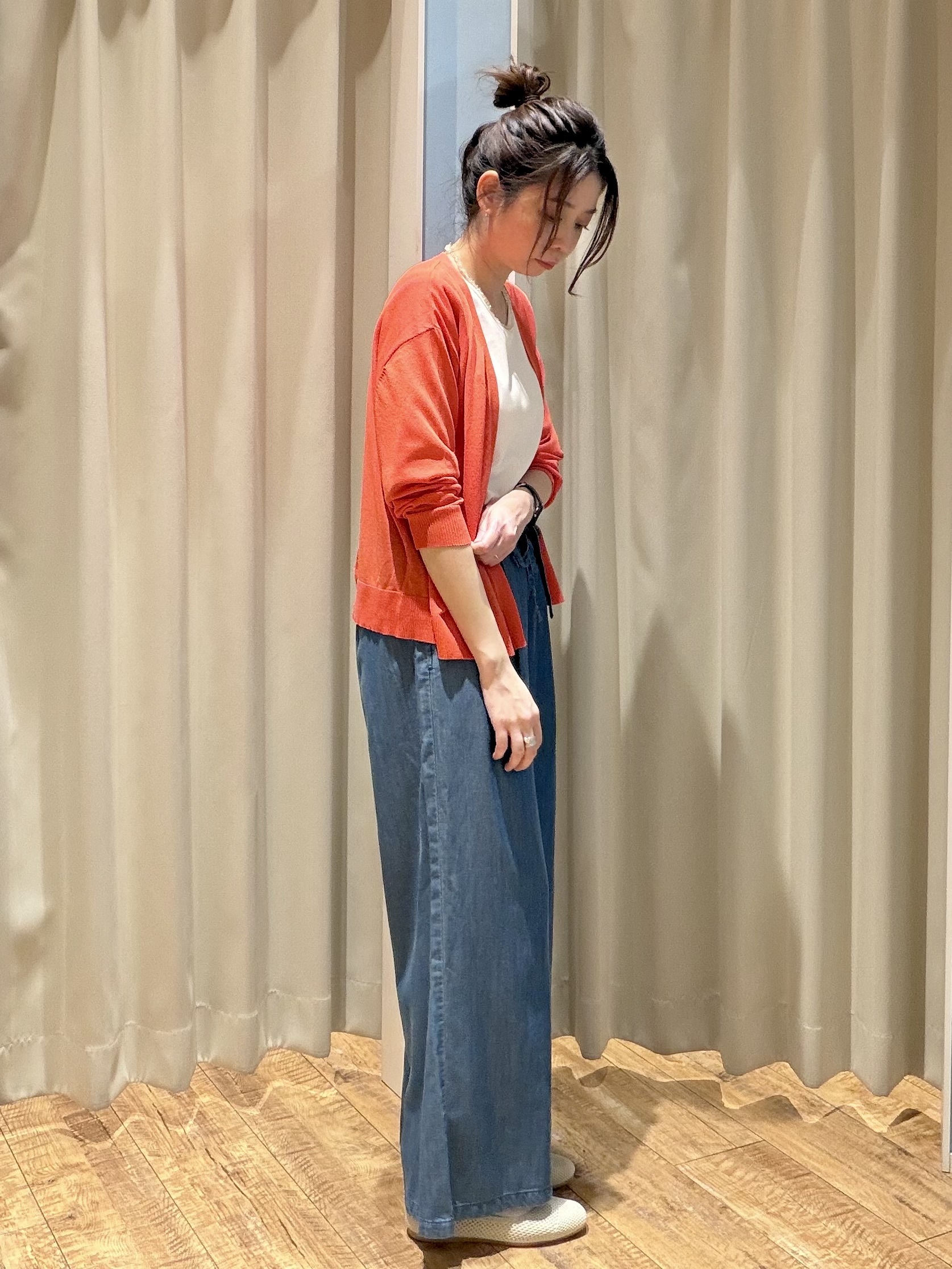 ｔｅｎｃｈｏさんの「SHOO･LA･RUE｜【洗濯機可/S-LL】オンにもオフにも マルチに使えるボタンレスカーディガン」を使ったコーディネート