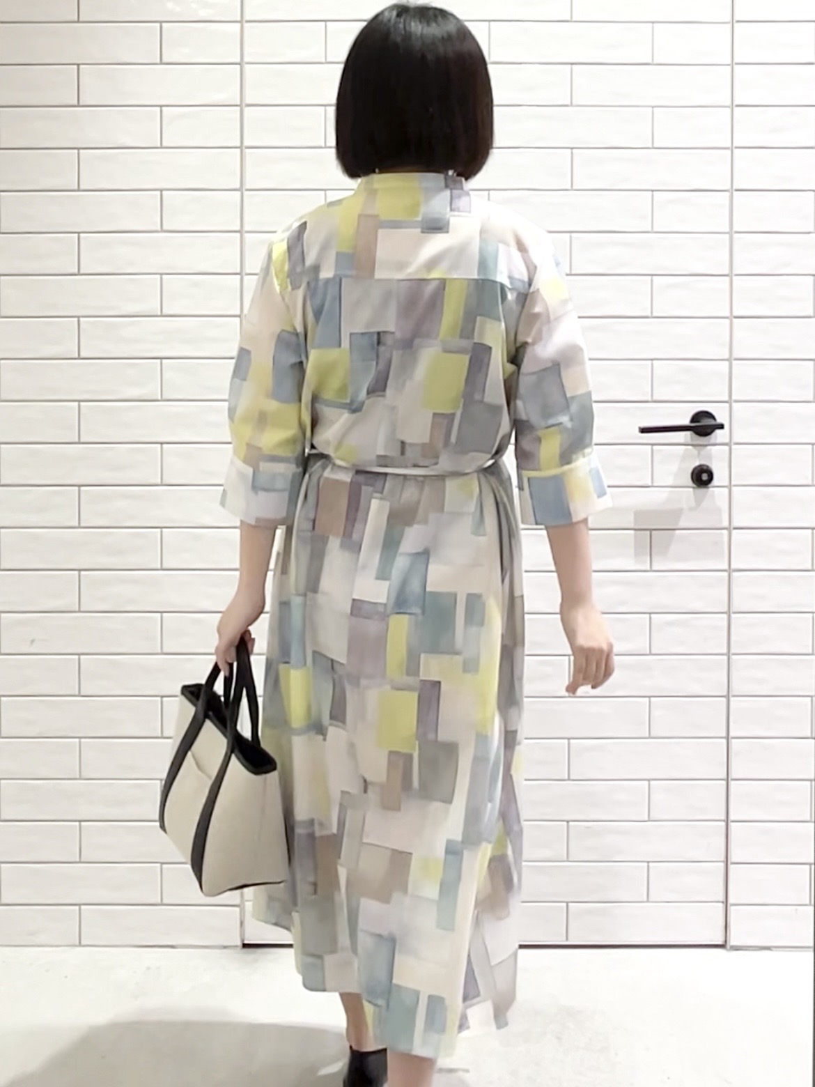 しおりさんの「OPAQUE.CLIP｜アート柄プリントワンピース【洗濯機OK】」を使ったコーディネート