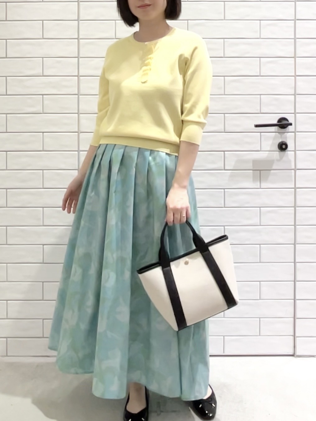 しおりさんの「OPAQUE.CLIP｜フリルヘンリーネックニット【洗濯機OK／抗ピル】」を使ったコーディネート