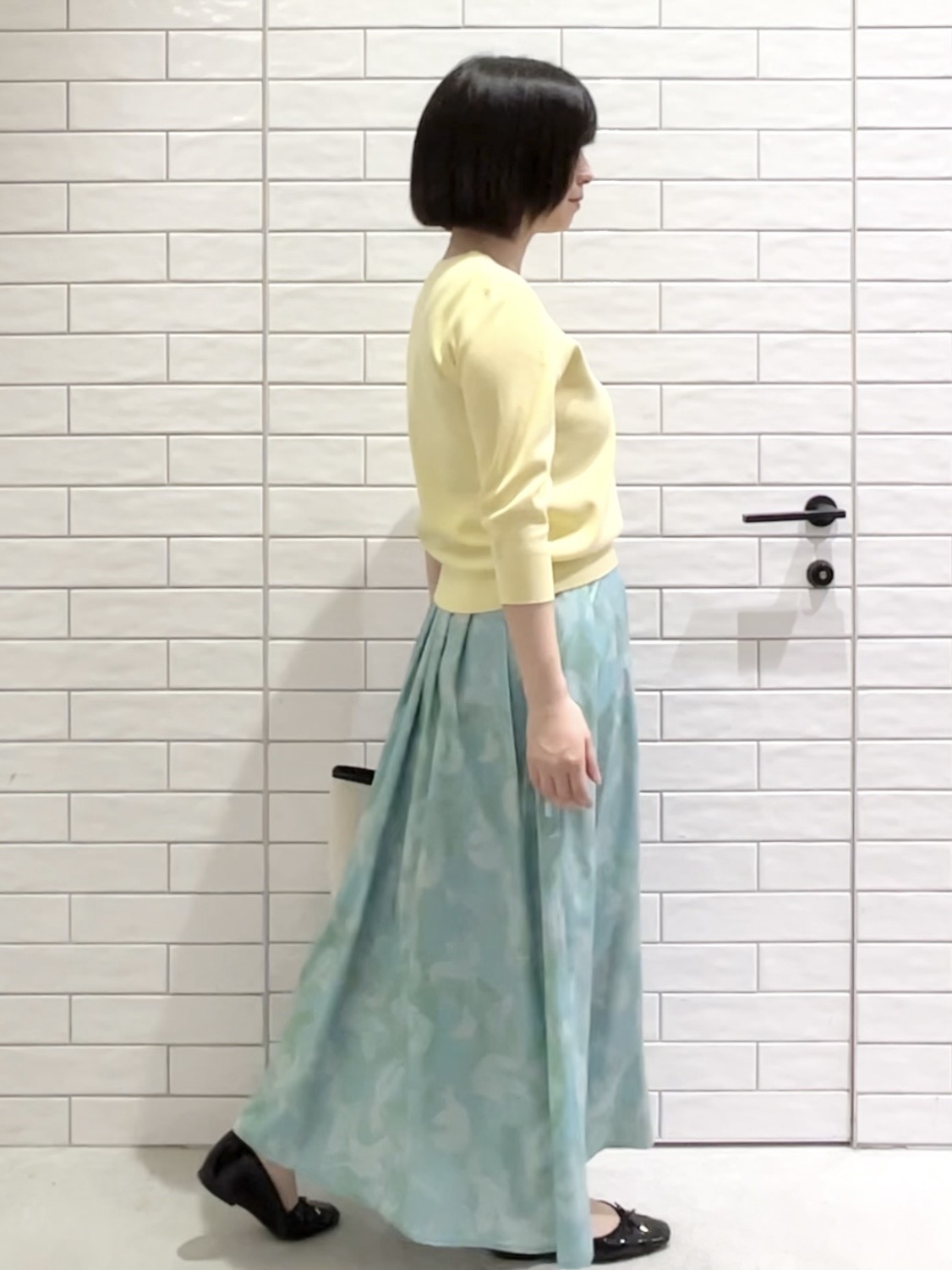 しおりさんの「OPAQUE.CLIP｜フリルヘンリーネックニット【洗濯機OK／抗ピル】」を使ったコーディネート