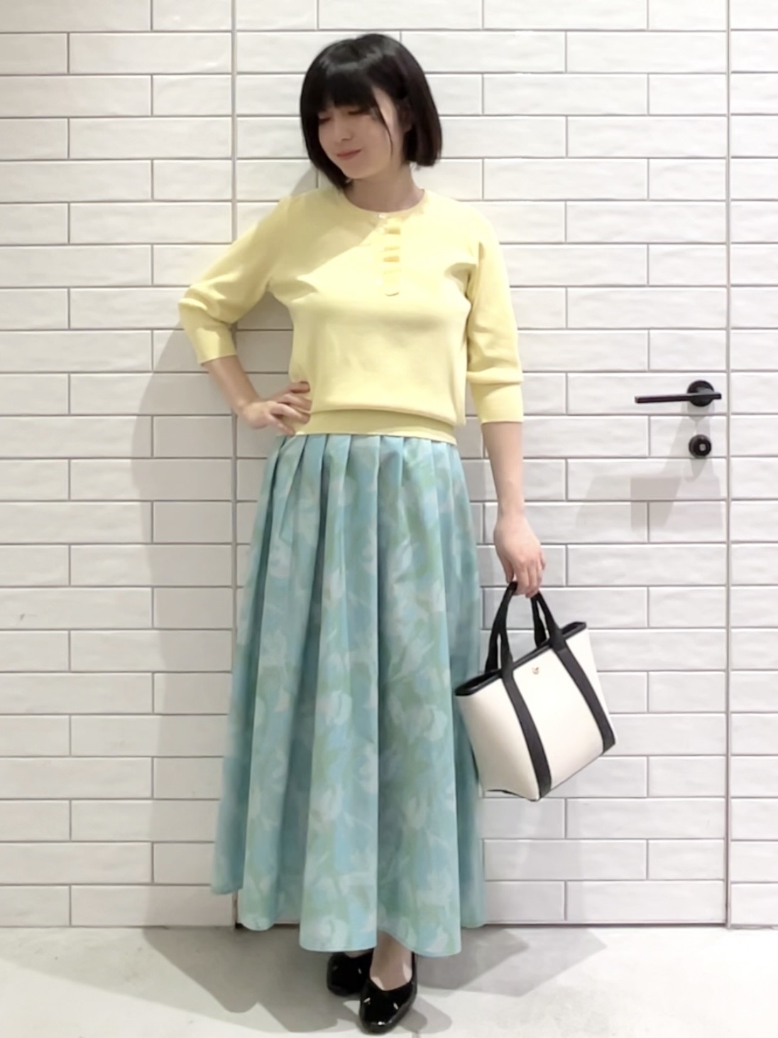 しおりさんの「OPAQUE.CLIP｜フリルヘンリーネックニット【洗濯機OK／抗ピル】」を使ったコーディネート