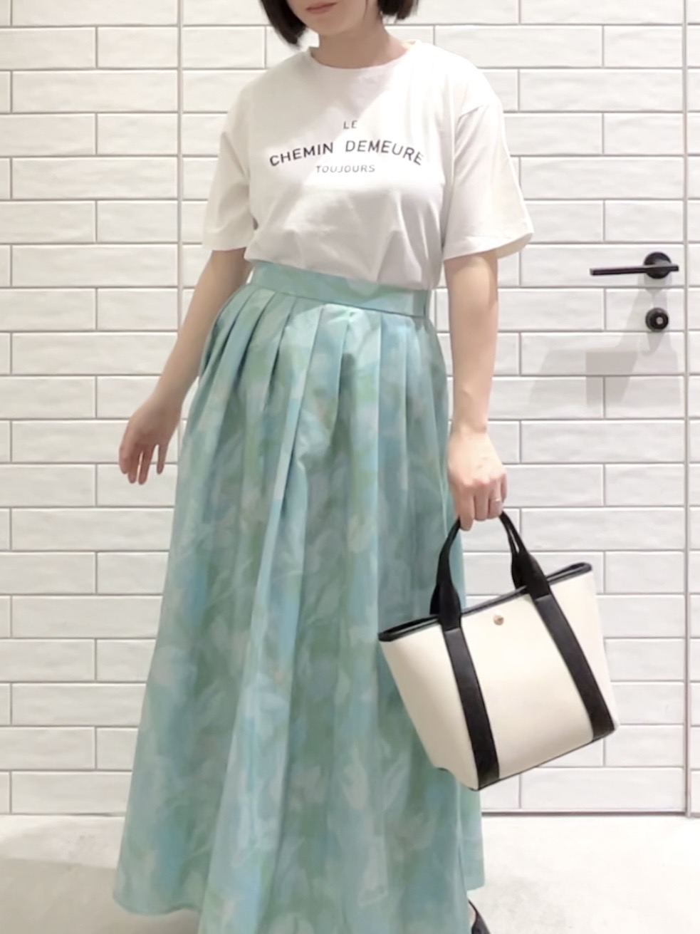 しおりさんの「OPAQUE.CLIP｜ロゴプリントアソートTシャツ【洗濯機OK】」を使ったコーディネート
