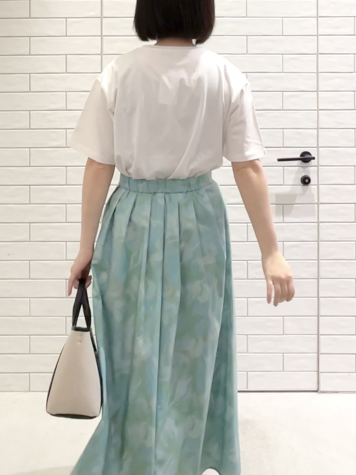 しおりさんの「OPAQUE.CLIP｜ロゴプリントアソートTシャツ【洗濯機OK】」を使ったコーディネート