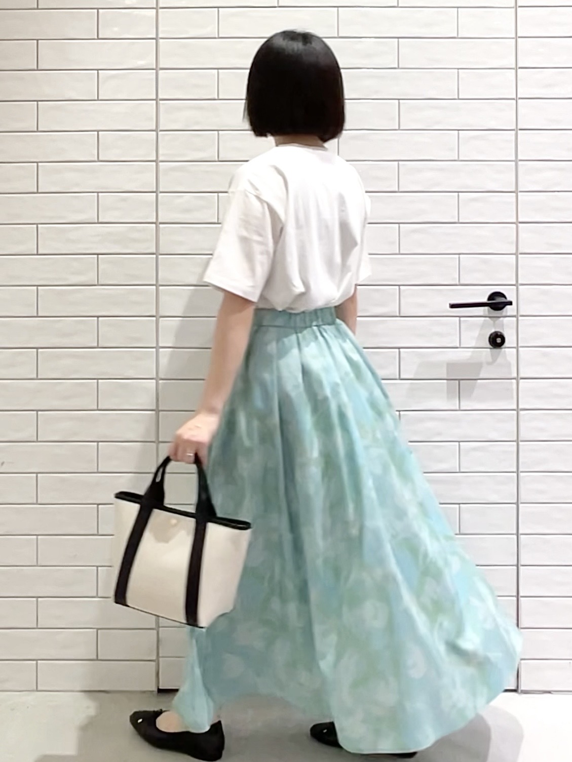 しおりさんの「OPAQUE.CLIP｜ロゴプリントアソートTシャツ【洗濯機OK】」を使ったコーディネート